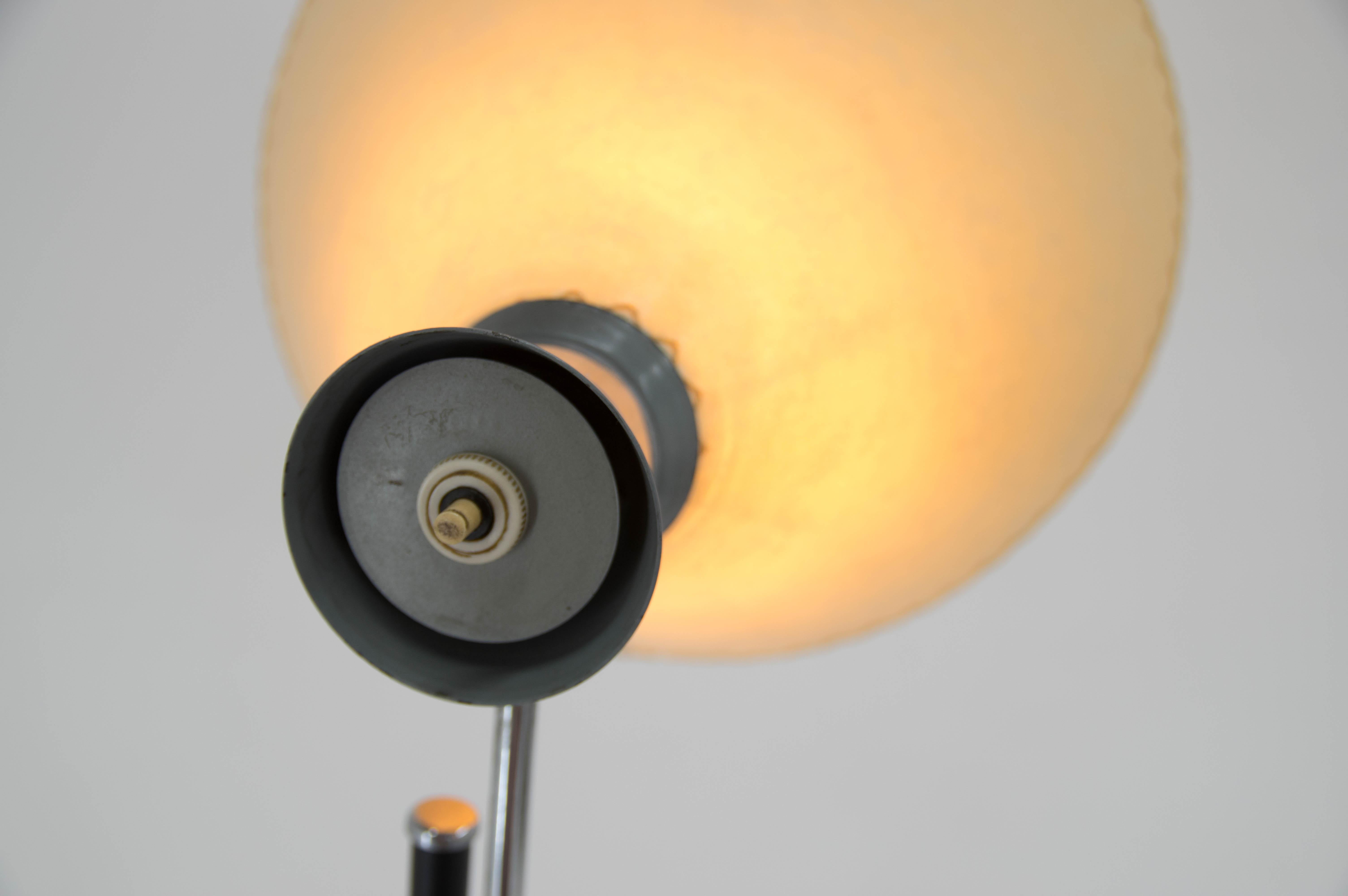 Stehlampe mit verstellbarem Pergamentschirm, 1960er Jahre im Angebot 1