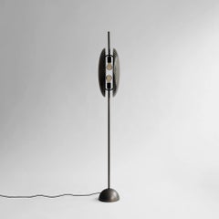 Lampada da terra con finitura in bronzo, opera contemporanea.