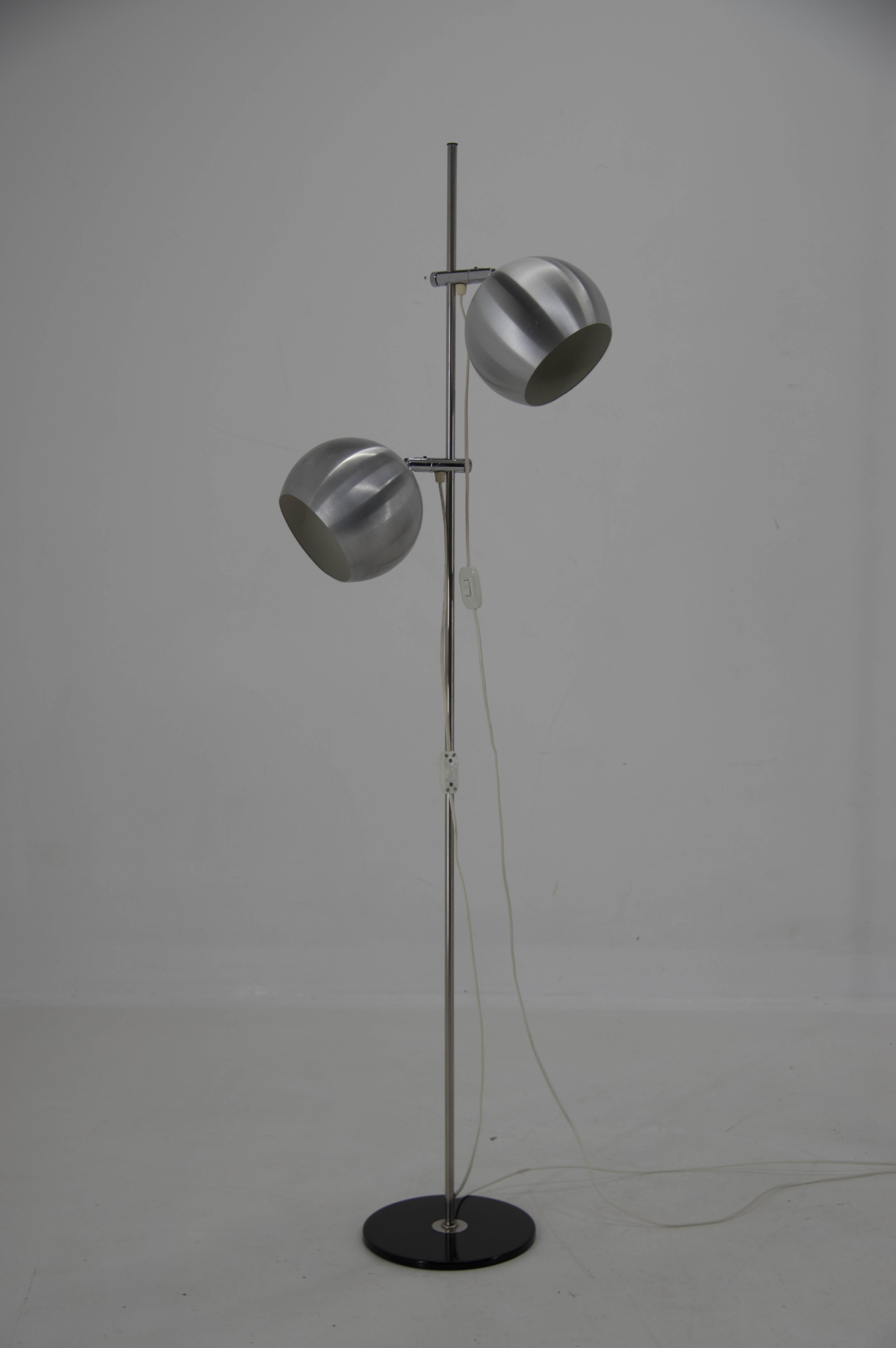Elegant design floor lamp with flexible aluminum shades and adjustable height.
Rewired: 2x60W, E25-E27 bulbs
US plug adapter included