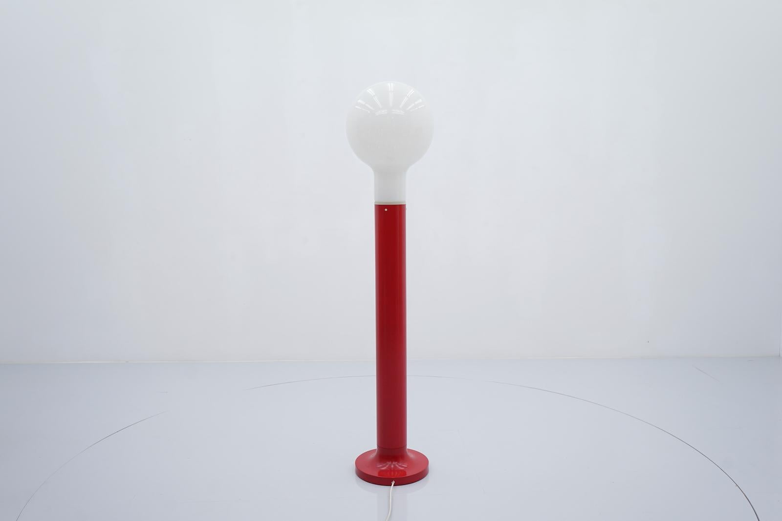 Kaiser floor lamp with glass and red lacquered metal base, Germany, 1970s
Very good condition.