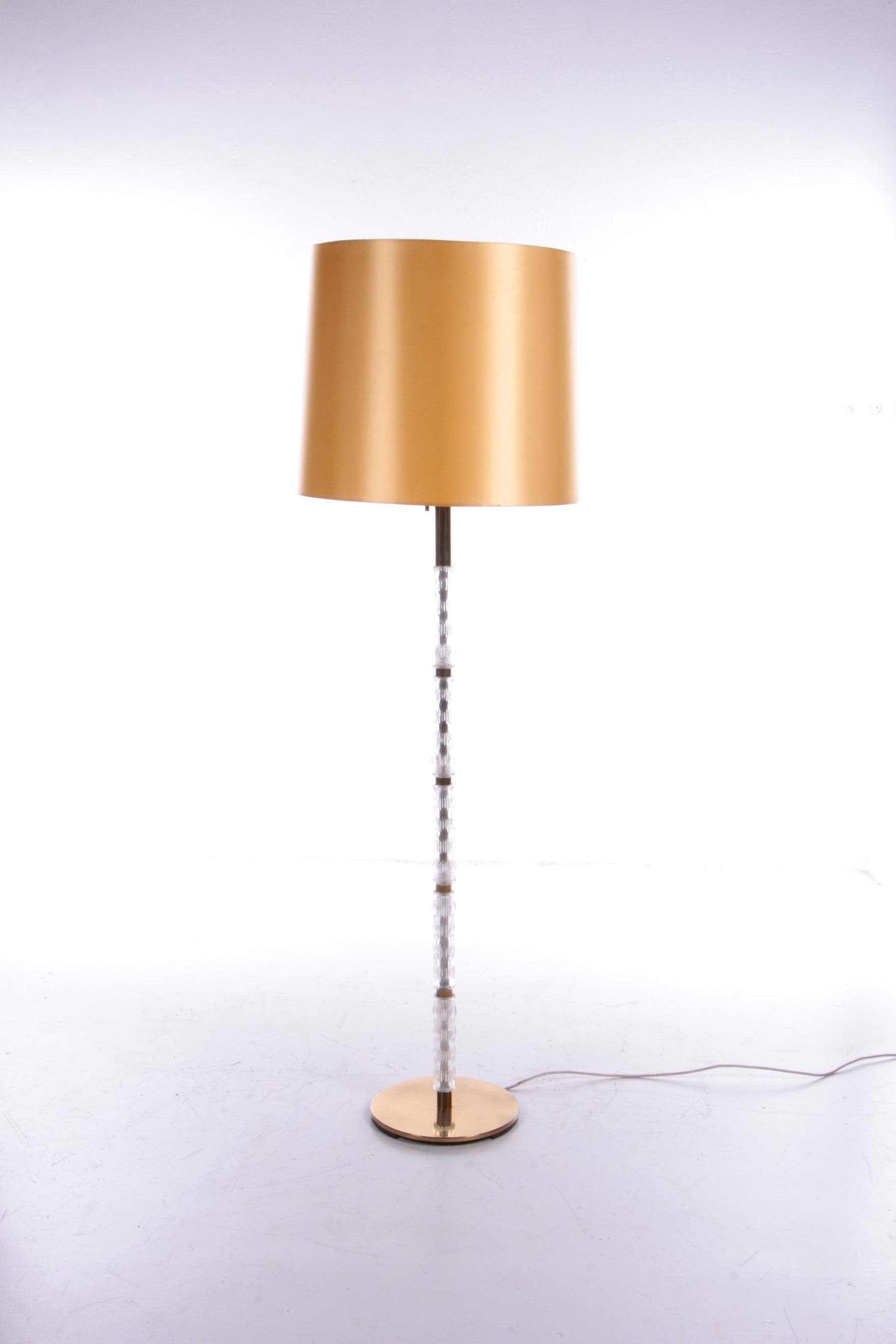 Floor lamp with glass tubes and brass details, 1960s

This is a beautiful glass base with brass details.Beautiful large and also very chic vintage floor lamp. Hollywood Regency Style.Made in brass and glass with gold cap.

This gives a nice