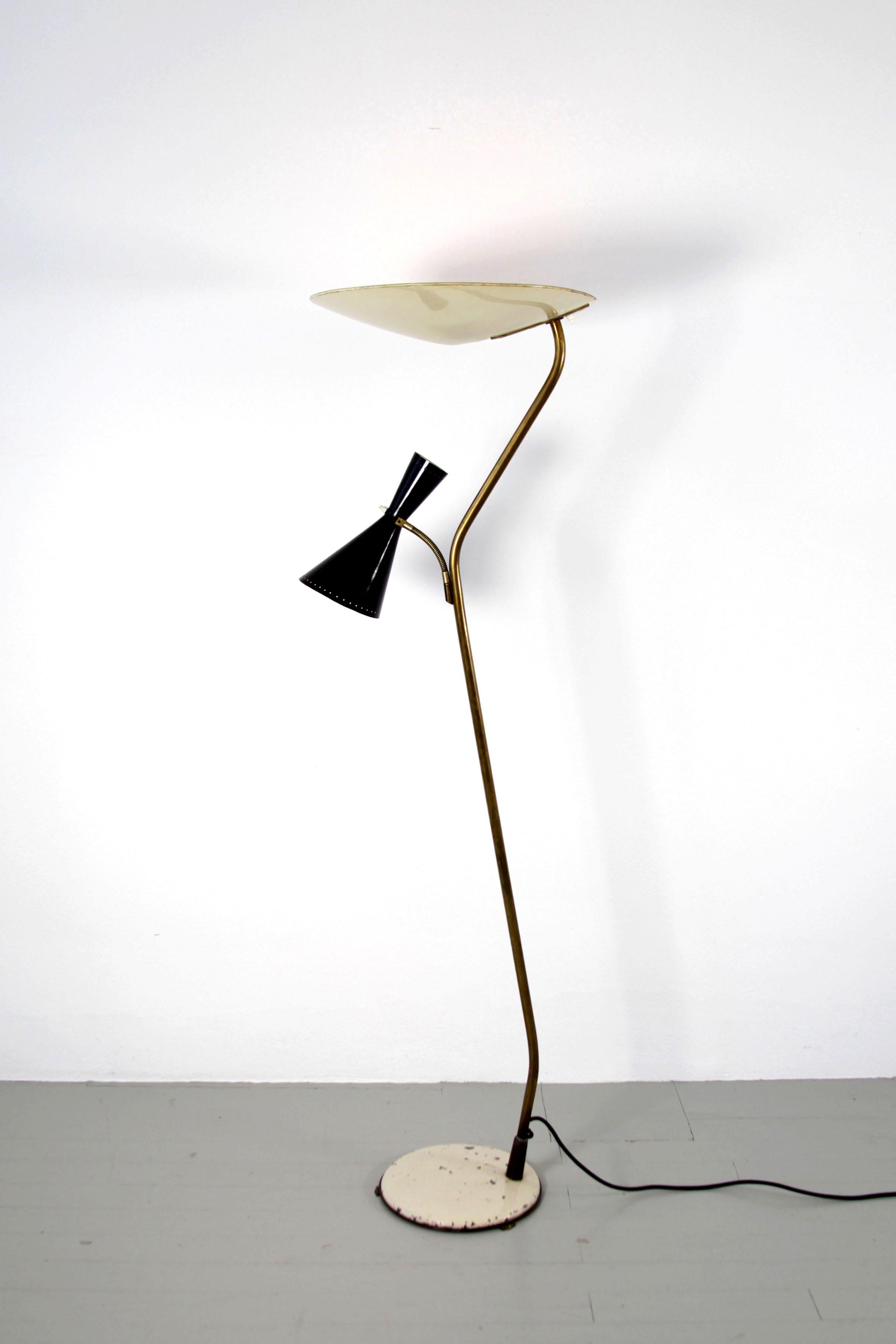 
A rare find from the 1950s, this floor lamp from Eberth Zürich, Switzerland. Crafted from brass, it boasts lacquered metal shades that offer dual functionality: serving as both an uplight and a reading light. Its sleek black and white design adds a