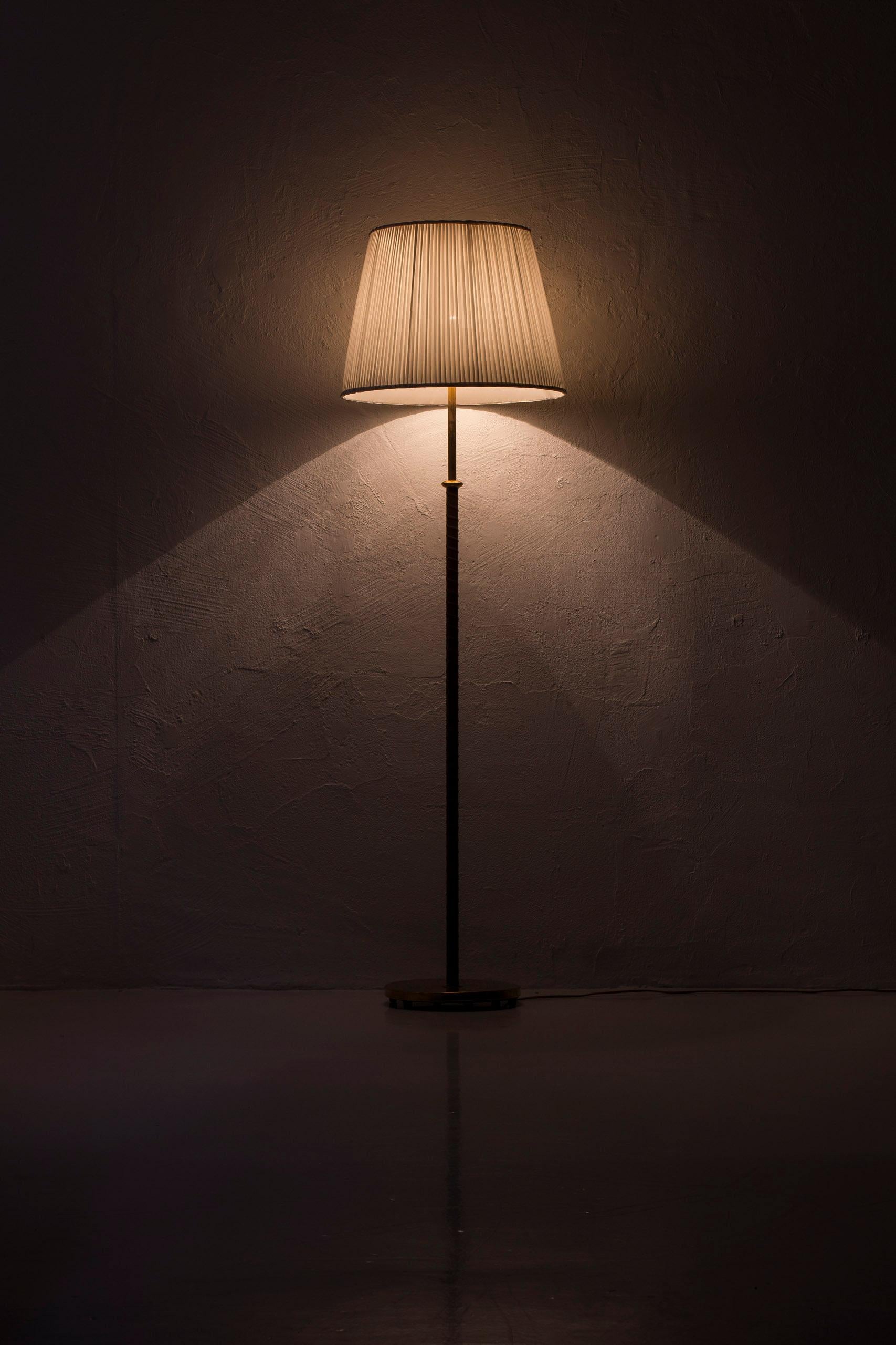 Floor lamp with leather and brass by Harald Notini, Böhlmarks, Sweden, 1950s For Sale 4