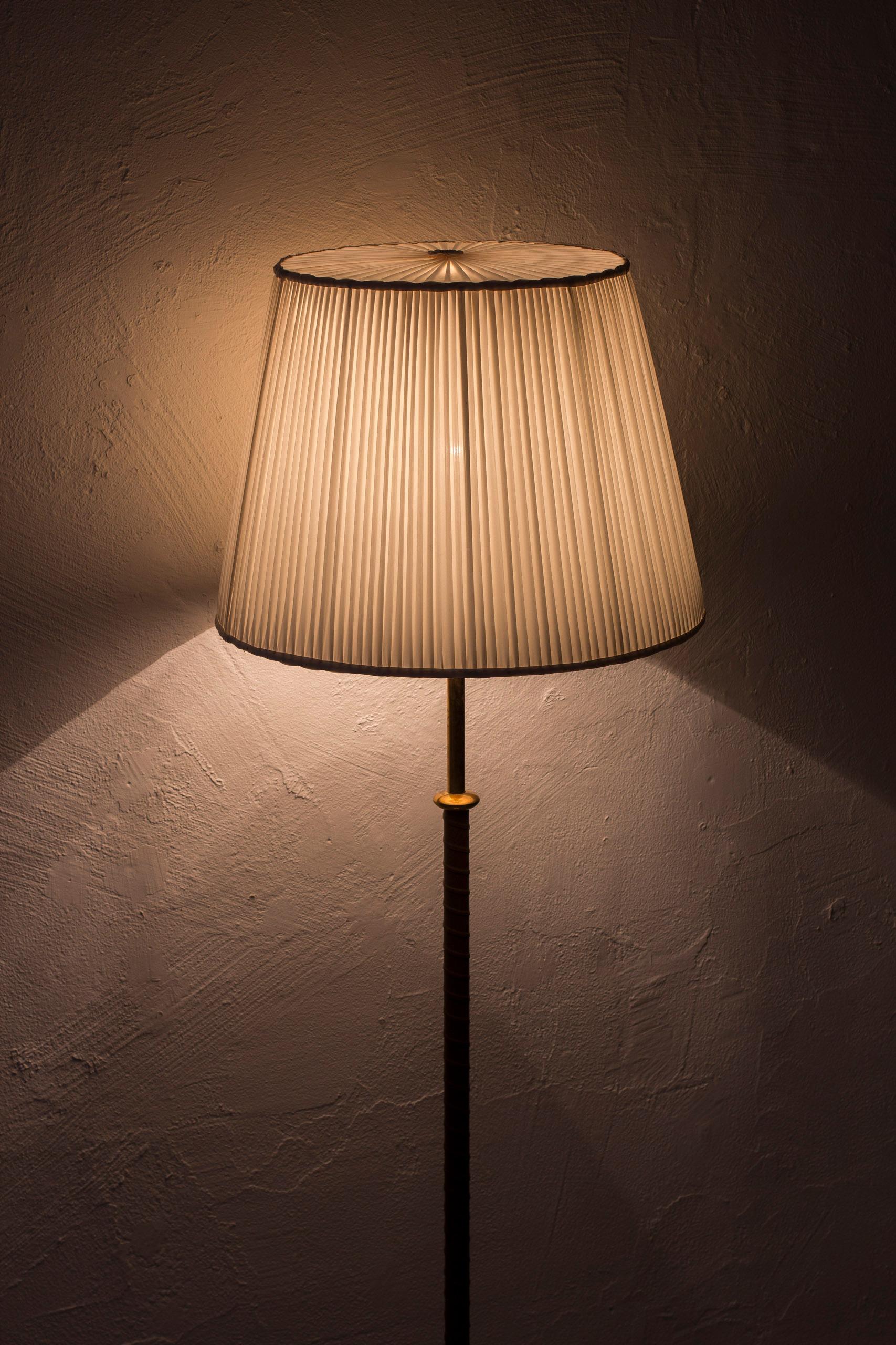 Floor lamp with leather and brass by Harald Notini, Böhlmarks, Sweden, 1950s For Sale 5