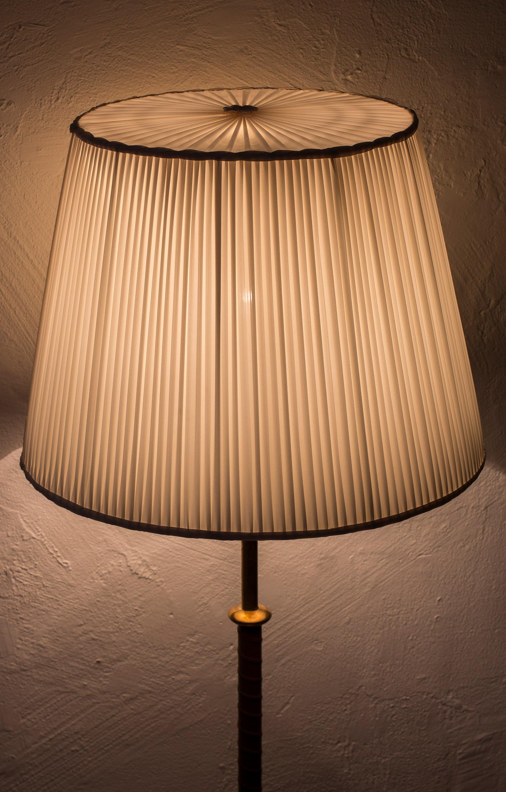 Floor lamp with leather and brass by Harald Notini, Böhlmarks, Sweden, 1950s For Sale 6