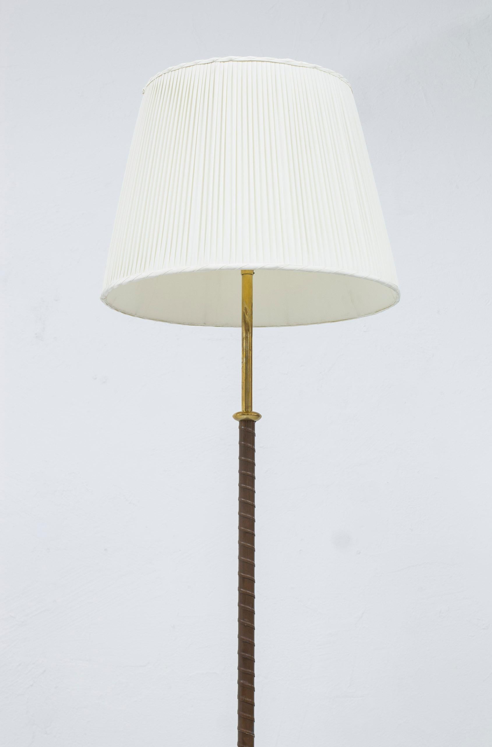 Scandinavian Modern Floor lamp with leather and brass by Harald Notini, Böhlmarks, Sweden, 1950s For Sale