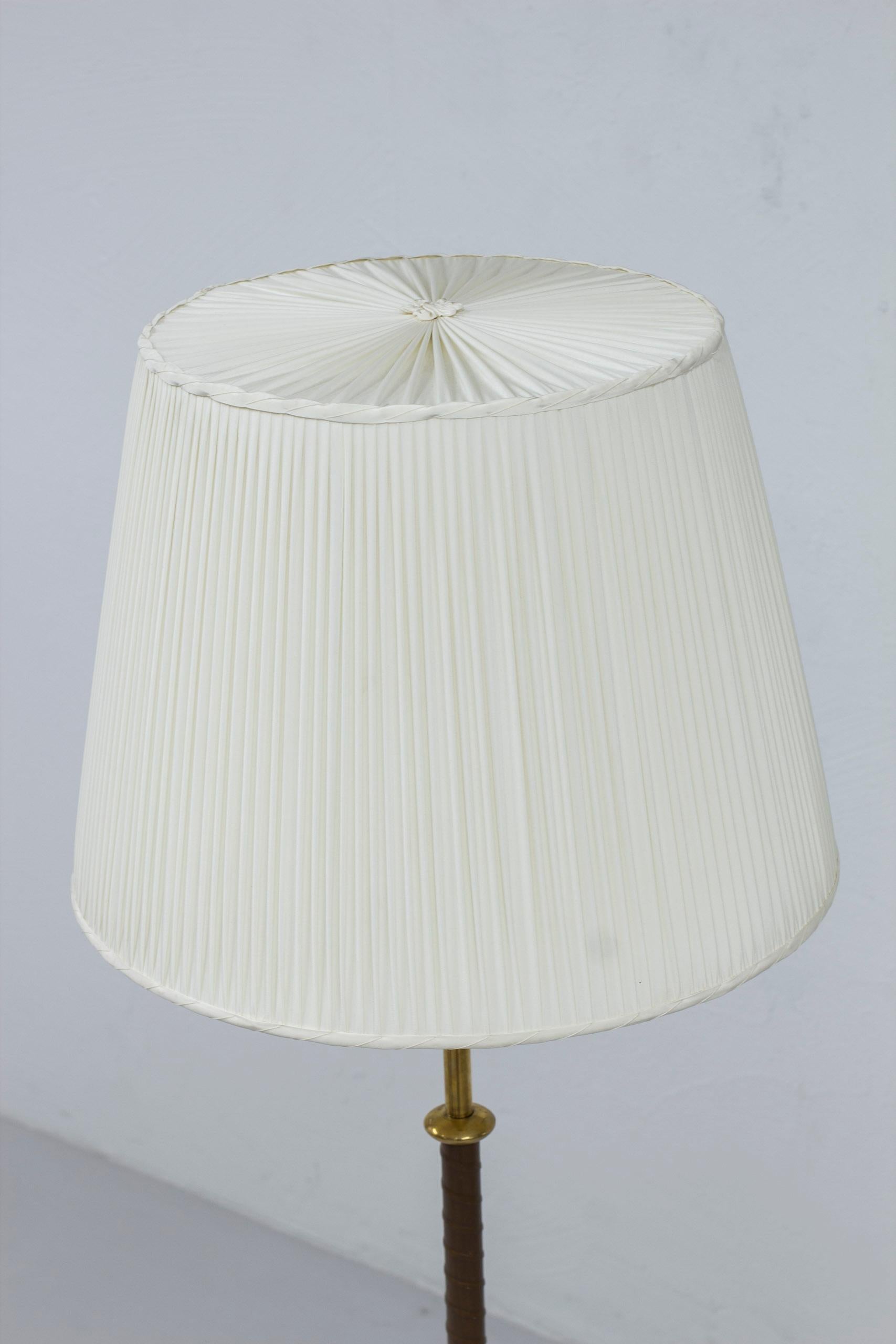 Floor lamp with leather and brass by Harald Notini, Böhlmarks, Sweden, 1950s For Sale 1