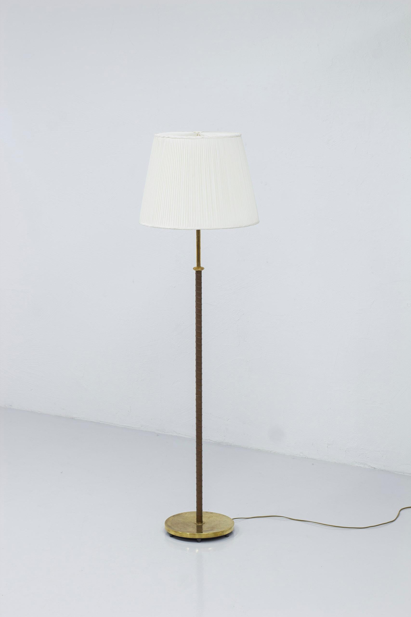 Floor lamp with leather and brass by Harald Notini, Böhlmarks, Sweden, 1950s For Sale 2