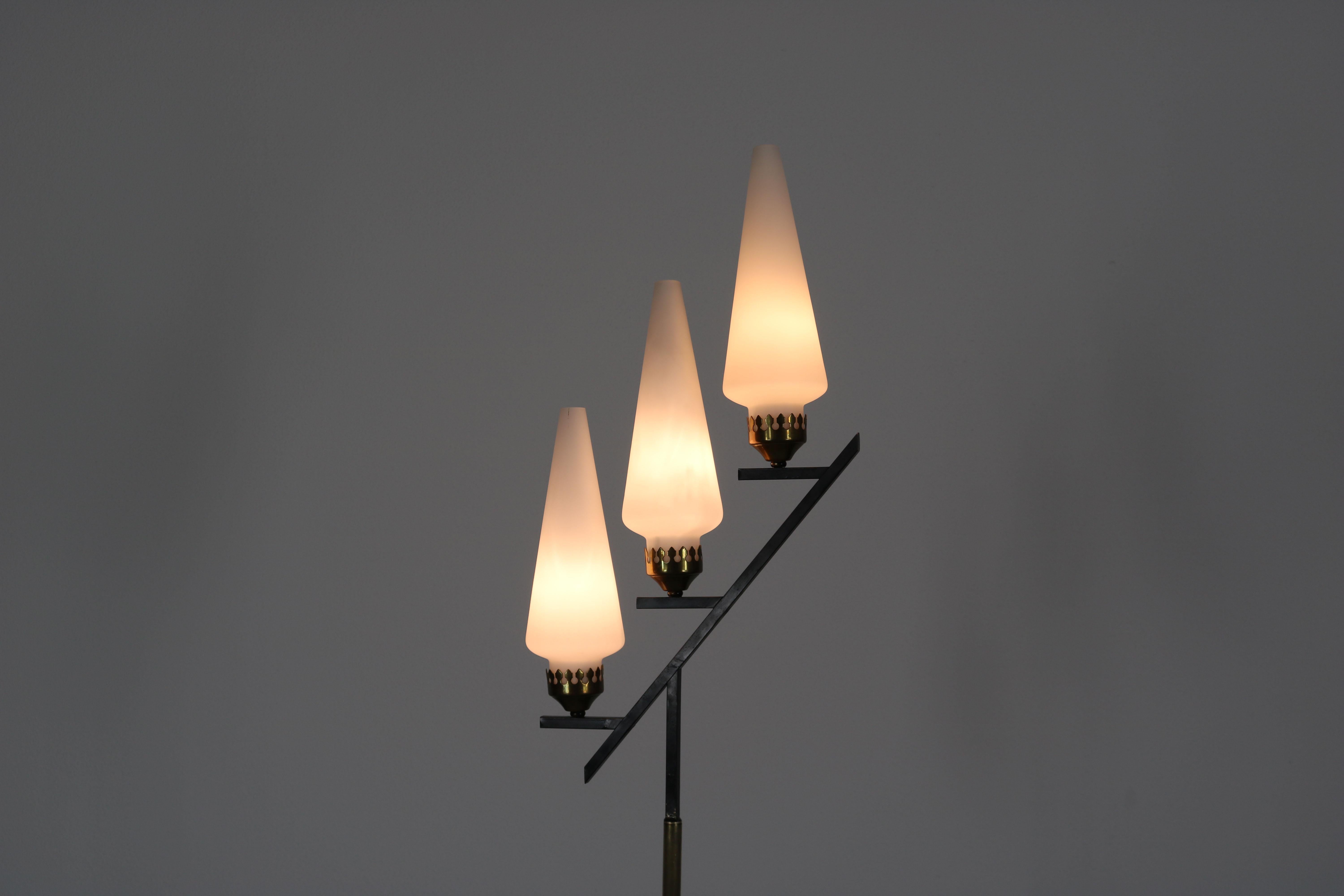 Stehlampe mit Marmorsockel in der Art von Stilnovo, Italien, 1950er Jahre (Metall) im Angebot