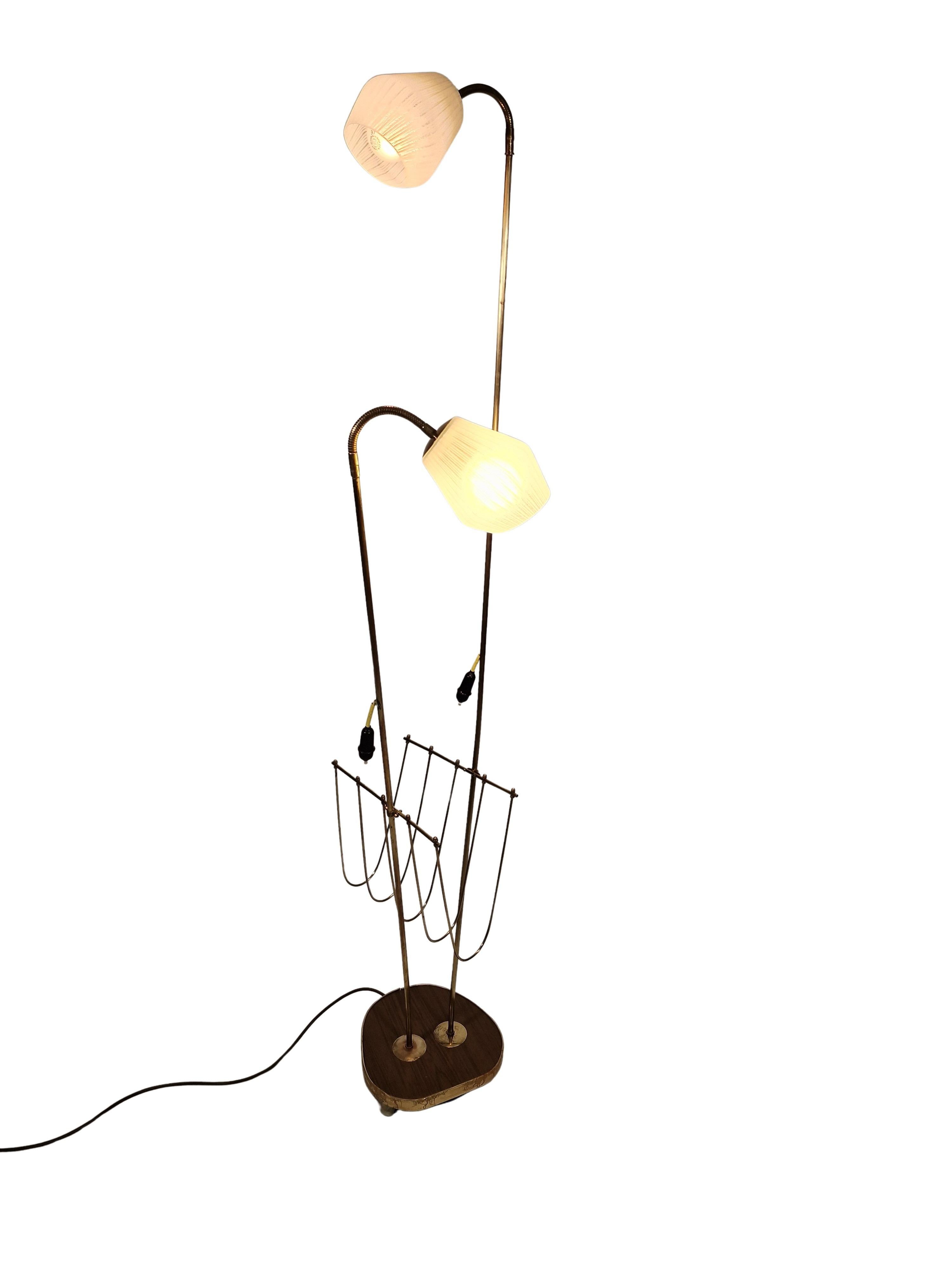 Lampadaire avec porte-journaux, style Régence hollywoodienne, années 1950 Autriche en vente 5