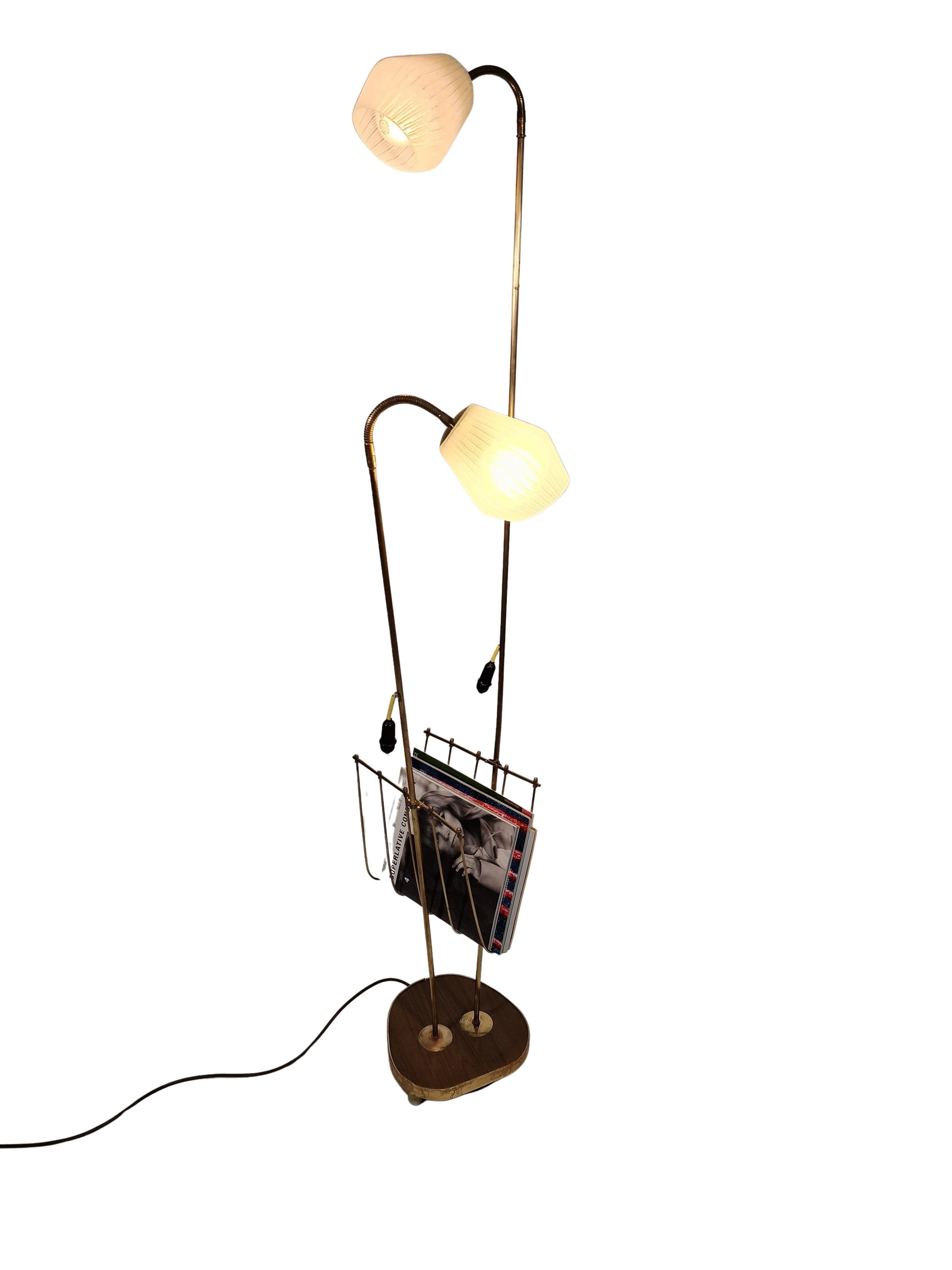 Lampadaire avec porte-journaux, style Régence hollywoodienne, années 1950 Autriche en vente 7