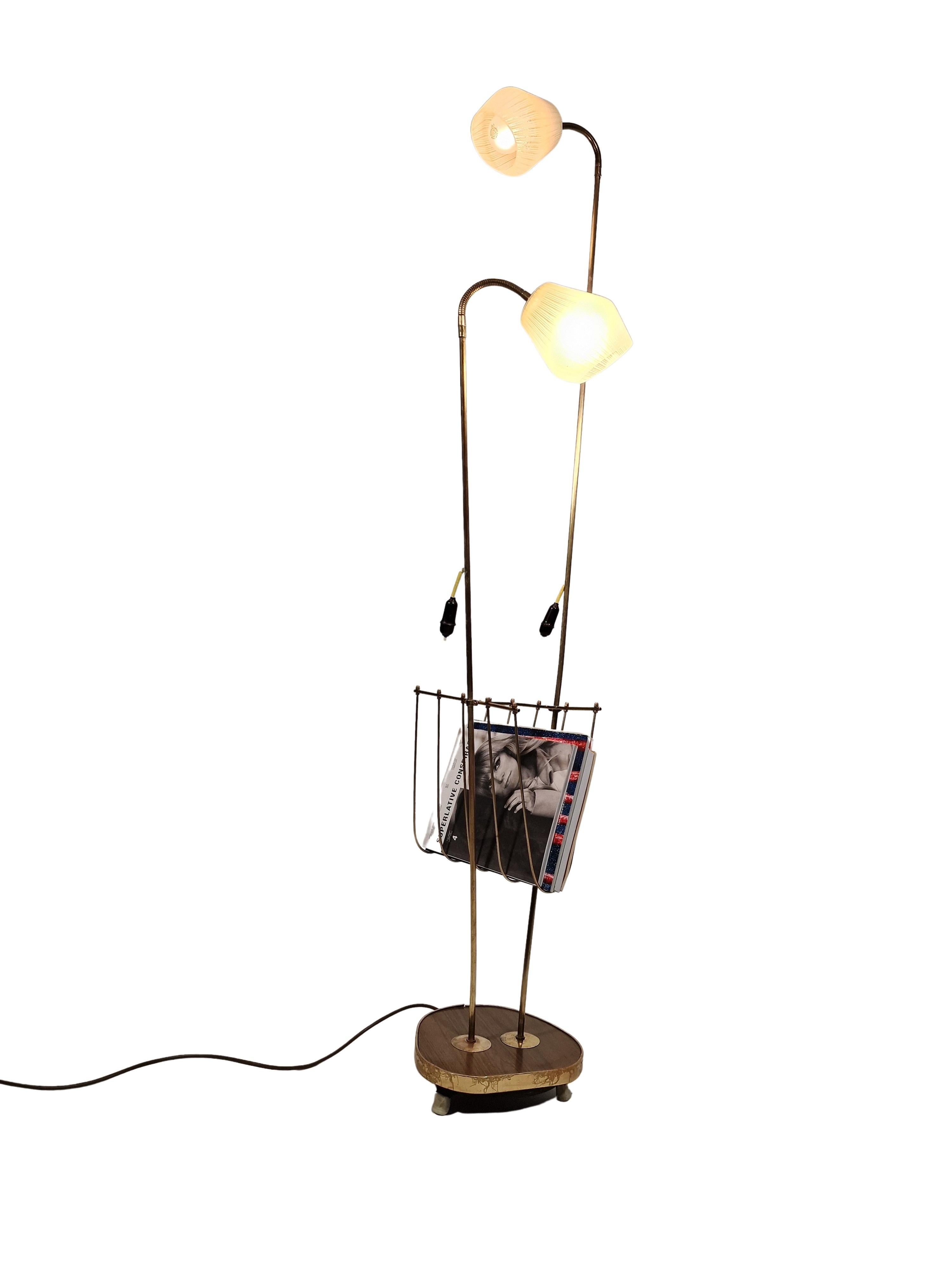 Lampadaire avec porte-journaux, style Régence hollywoodienne, années 1950 Autriche en vente 9