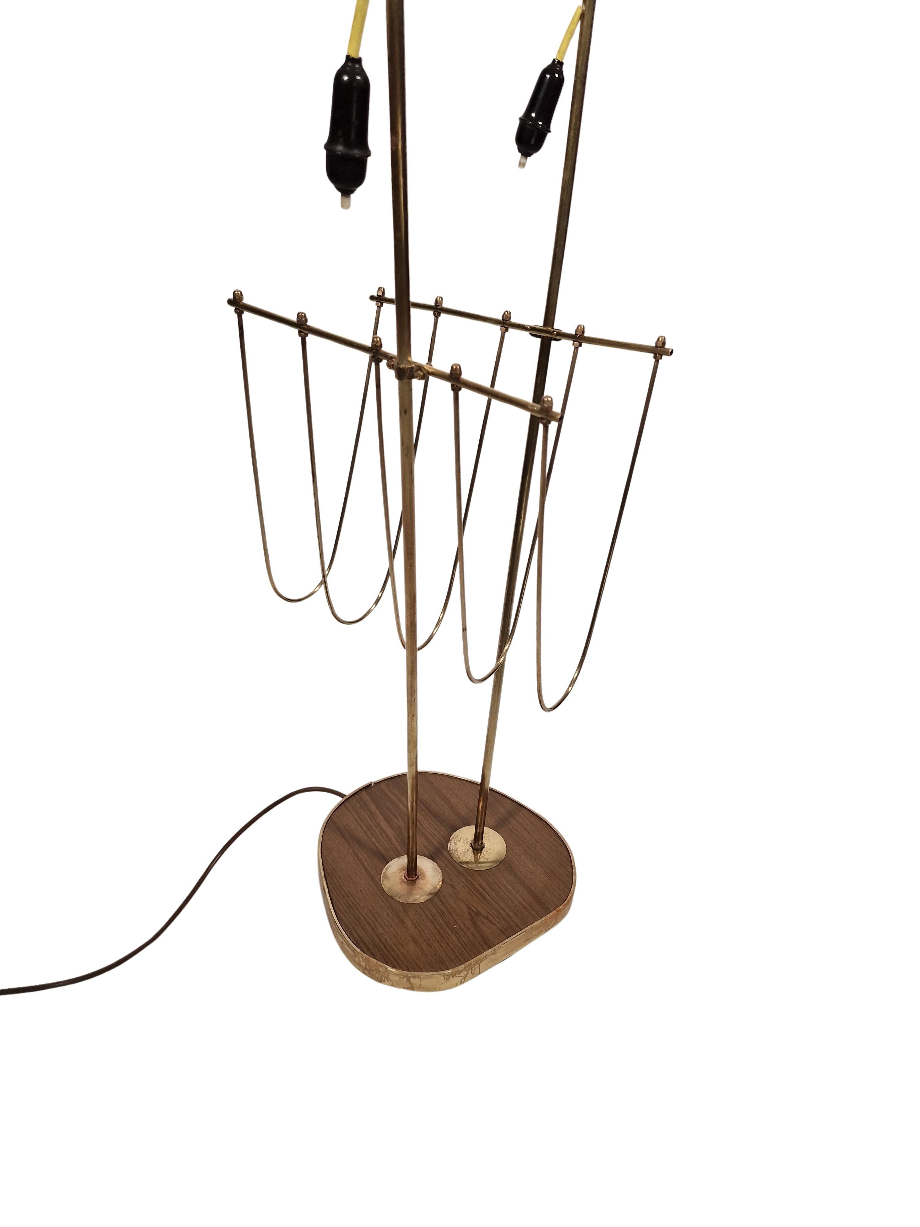 Lampadaire avec porte-journaux, style Régence hollywoodienne, années 1950 Autriche Bon état - En vente à Wien, AT