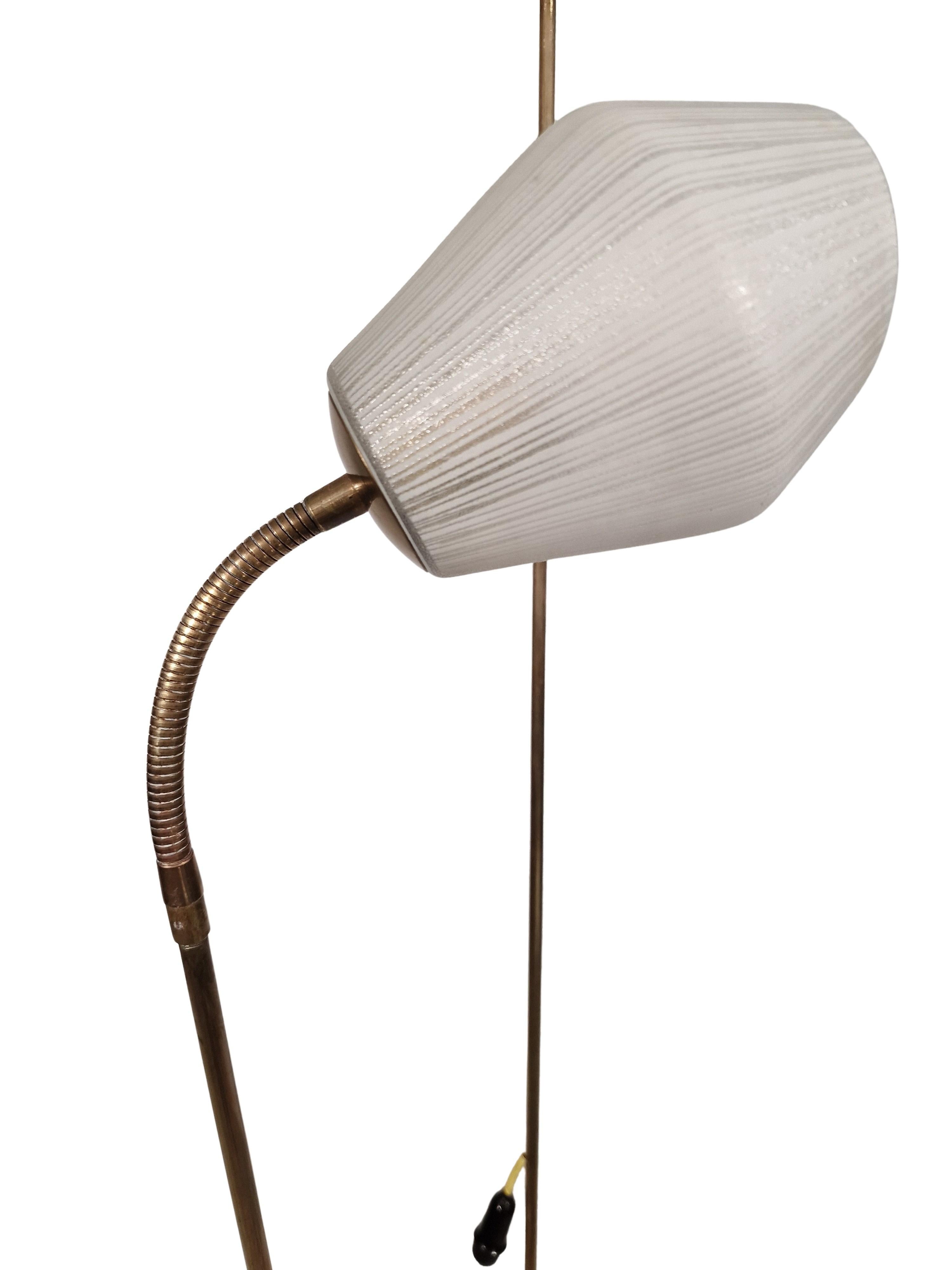 20ième siècle Lampadaire avec porte-journaux, style Régence hollywoodienne, années 1950 Autriche en vente