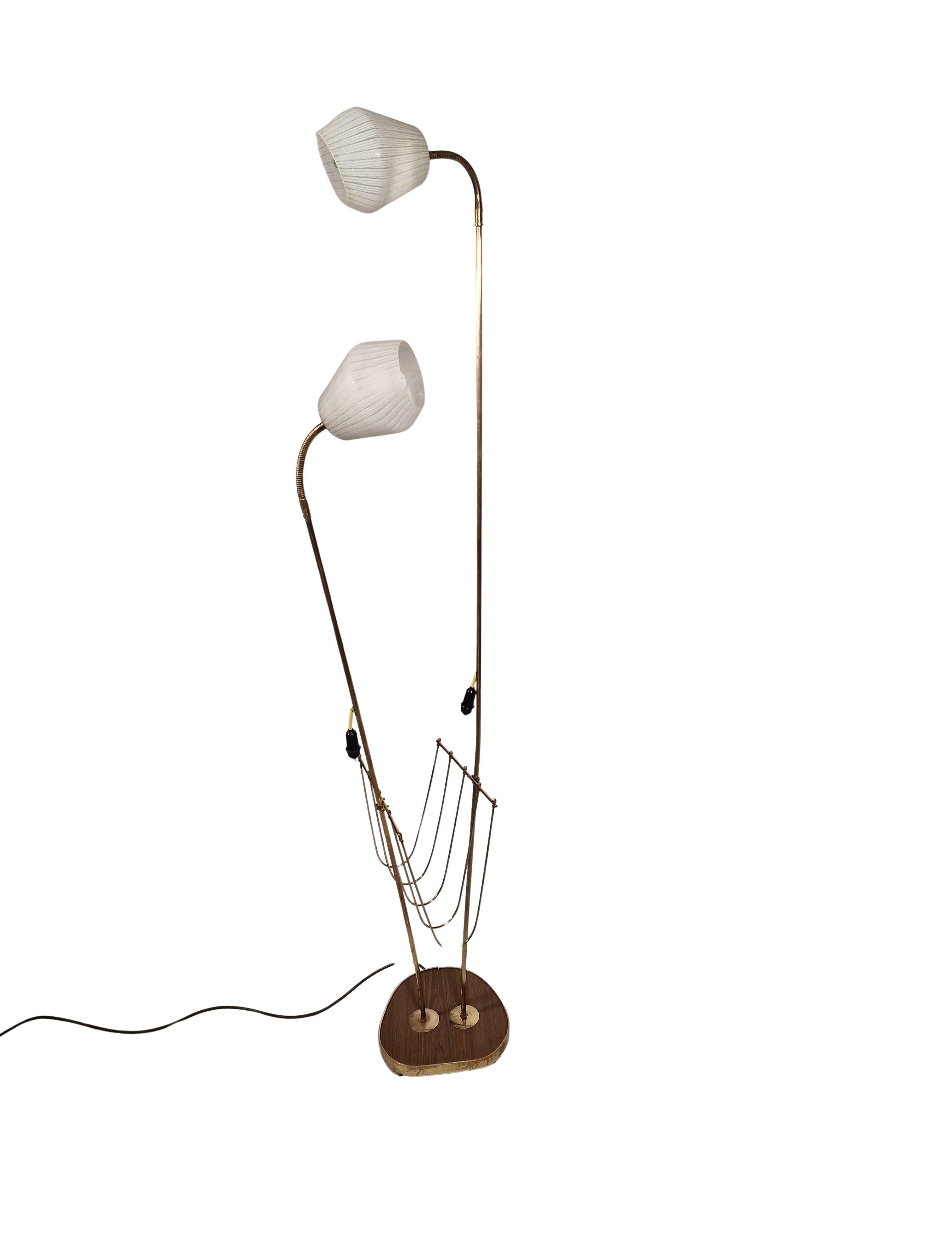 Lampadaire avec porte-journaux, style Régence hollywoodienne, années 1950 Autriche en vente 2