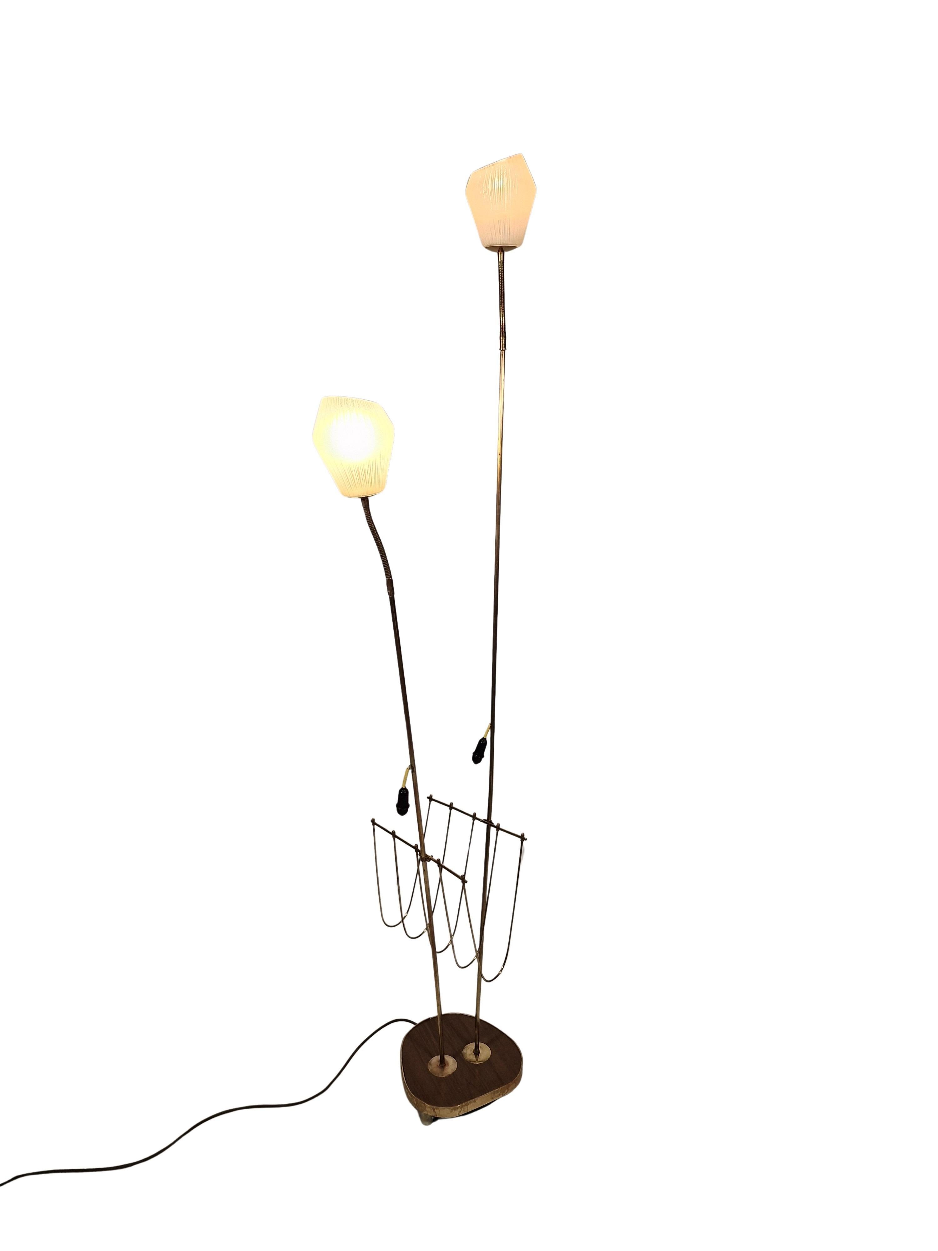 Lampadaire avec porte-journaux, style Régence hollywoodienne, années 1950 Autriche en vente 3