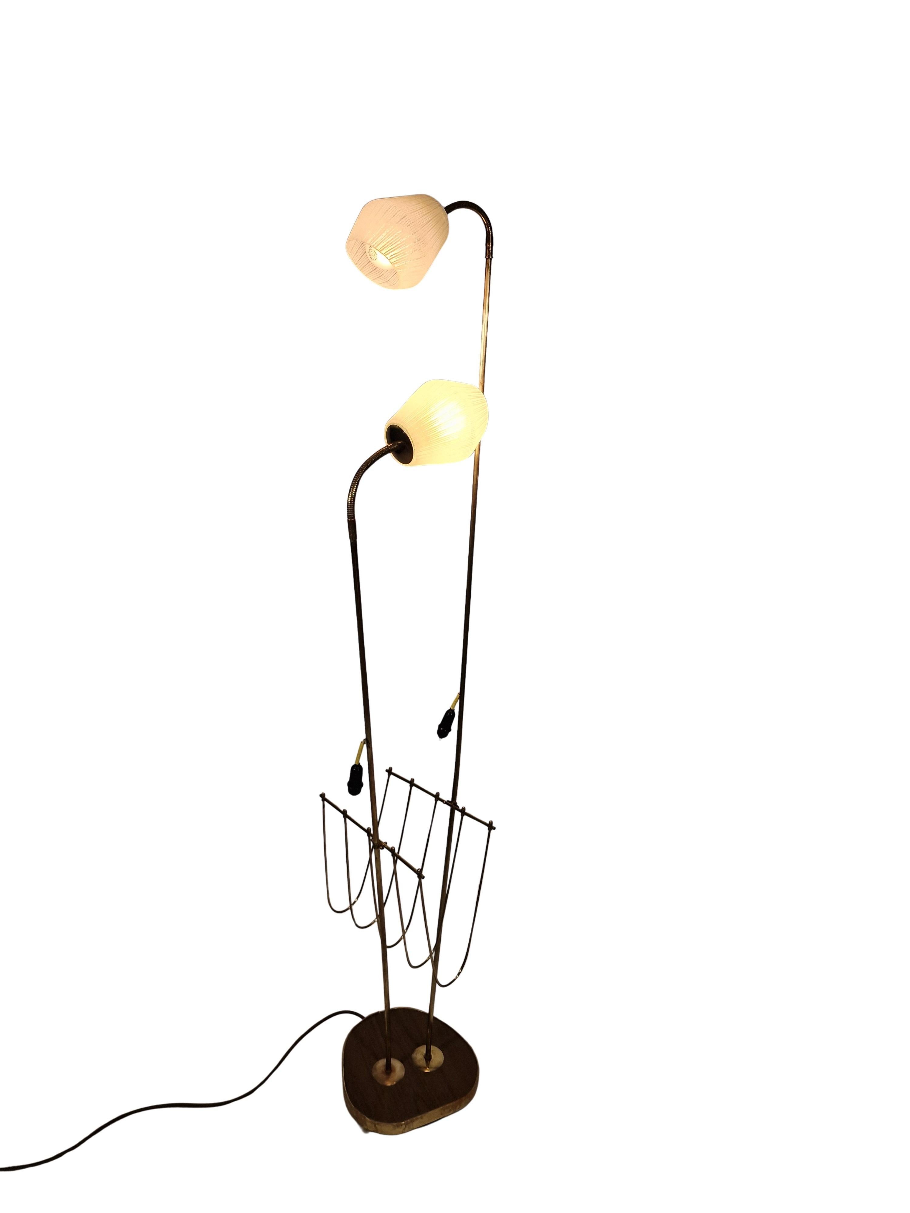 Lampadaire avec porte-journaux, style Régence hollywoodienne, années 1950 Autriche en vente 4
