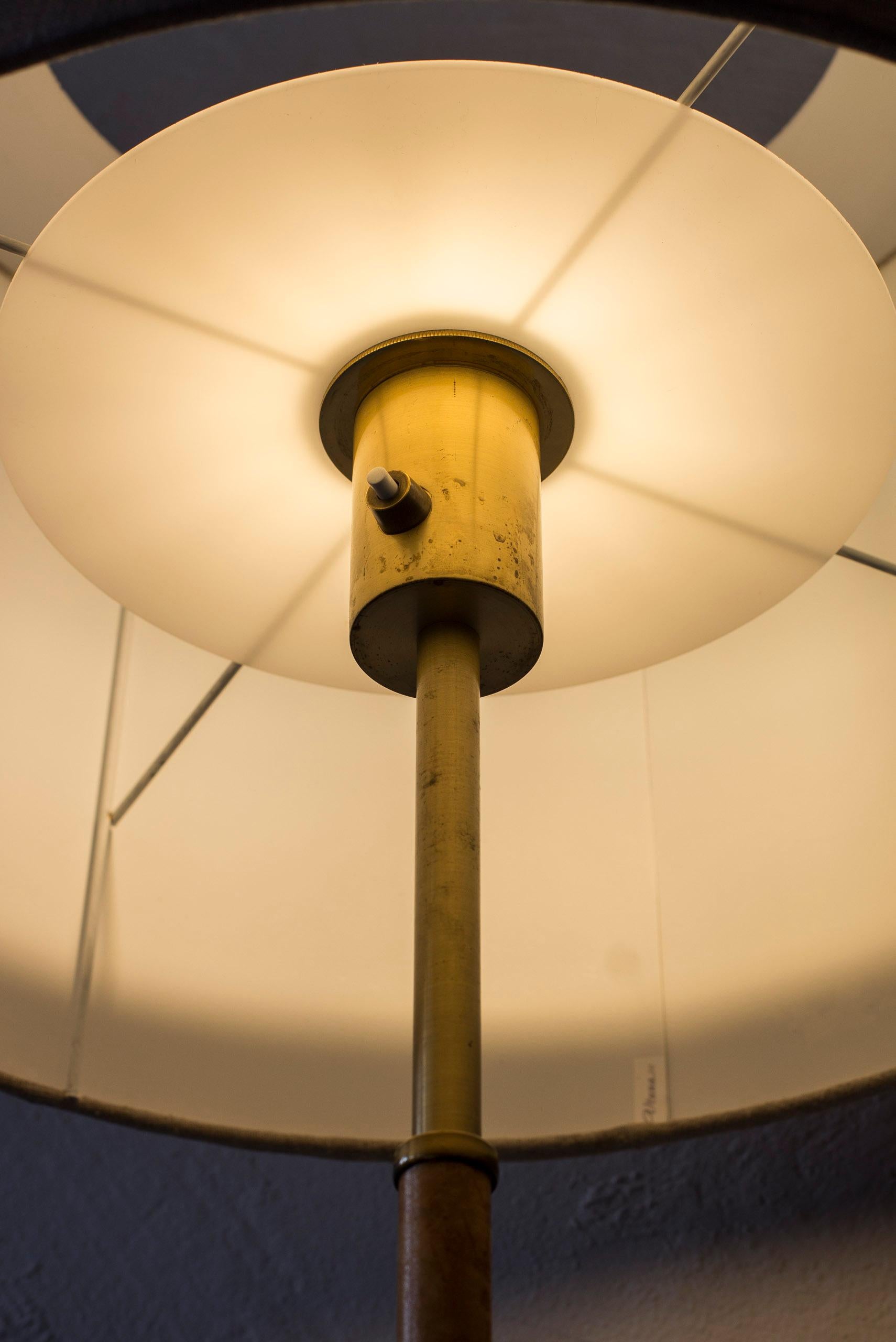 Stehlampe mit originalem Leder und Messing von  Anders Pehrson, Ateljé Lyktan im Angebot 5