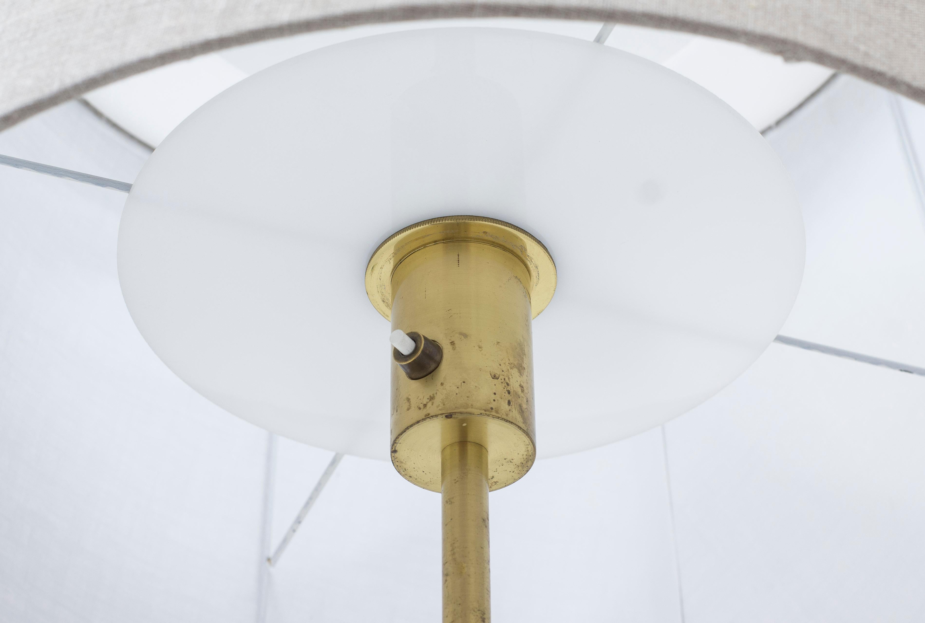 Stehlampe mit originalem Leder und Messing von  Anders Pehrson, Ateljé Lyktan im Zustand „Gut“ im Angebot in Hägersten, SE