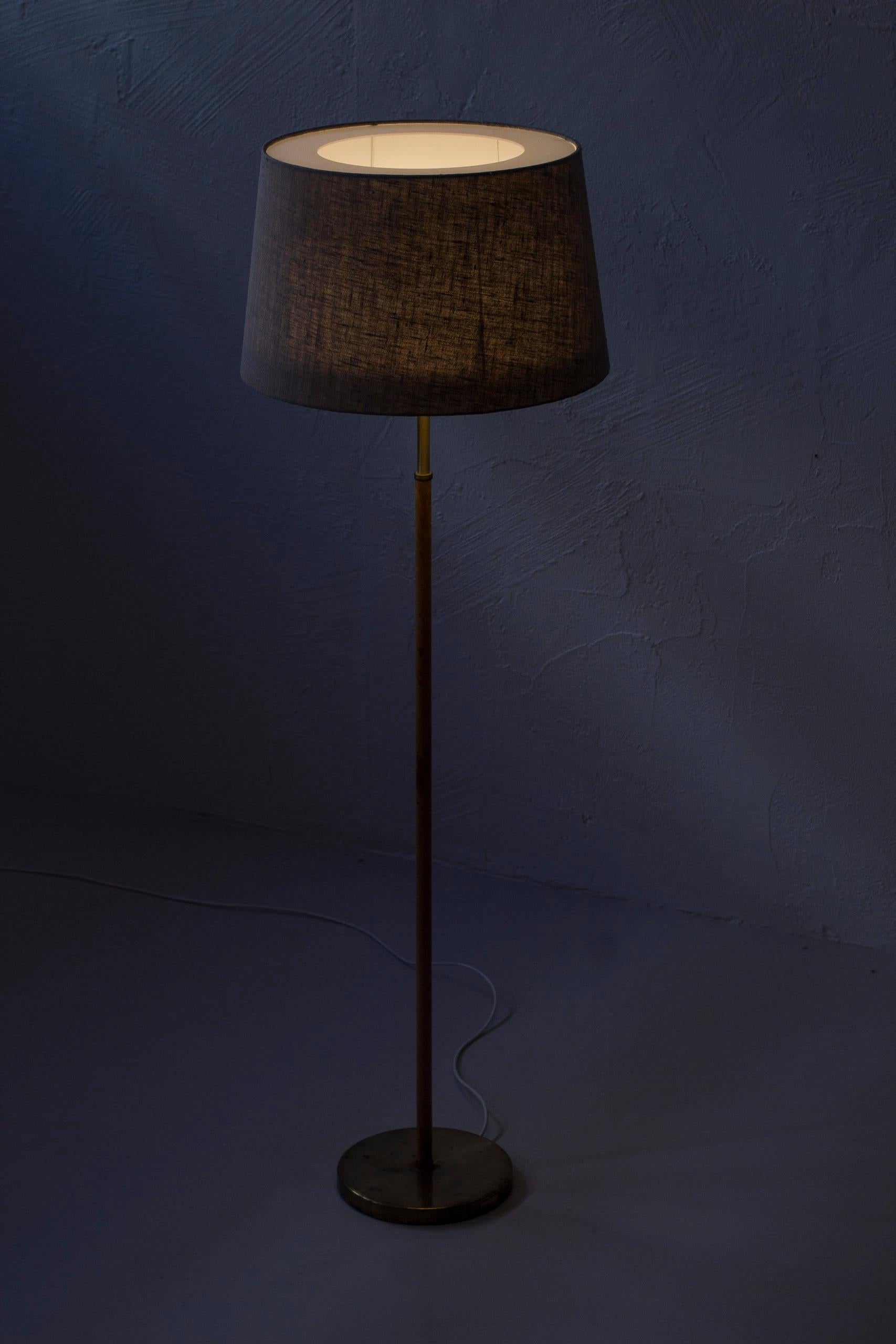 Floor Lamp with Original Leather and Brass by Anders Pehrson, Ateljé Lyktan For Sale 3