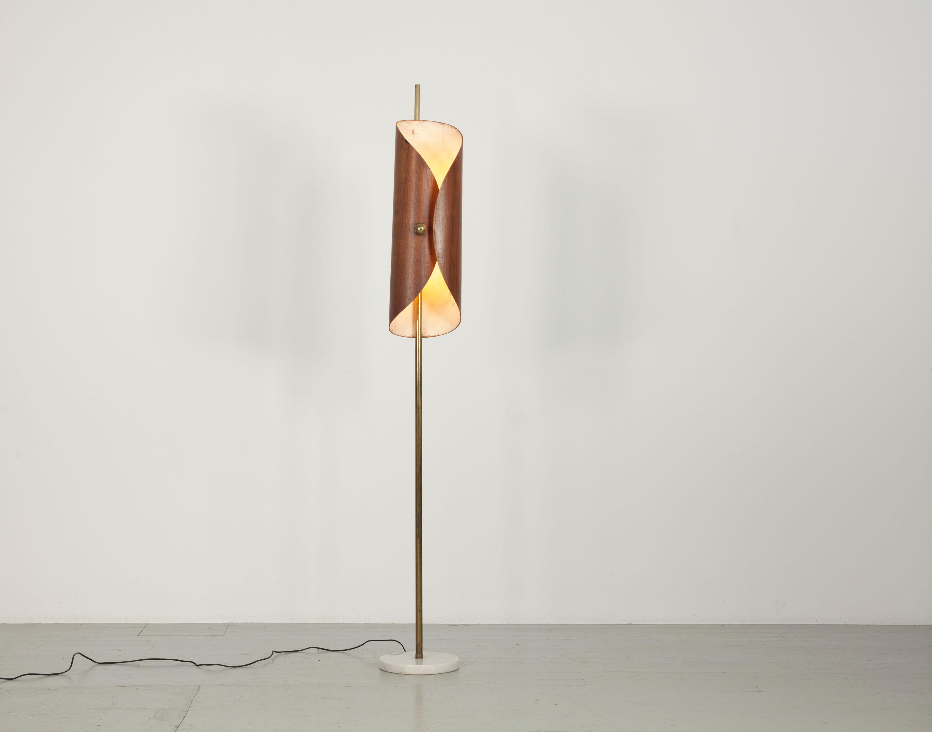 Italienische Stehlampe aus den 60er Jahren. Die Lampe hat einen Lampenschirm aus laminiertem Holz mit Messingelementen und einen Stab aus Messing. Der Sockel der Lampe ist aus Marmor gefertigt. Sie hat eine E27-Fassung. Bis auf die altersbedingte