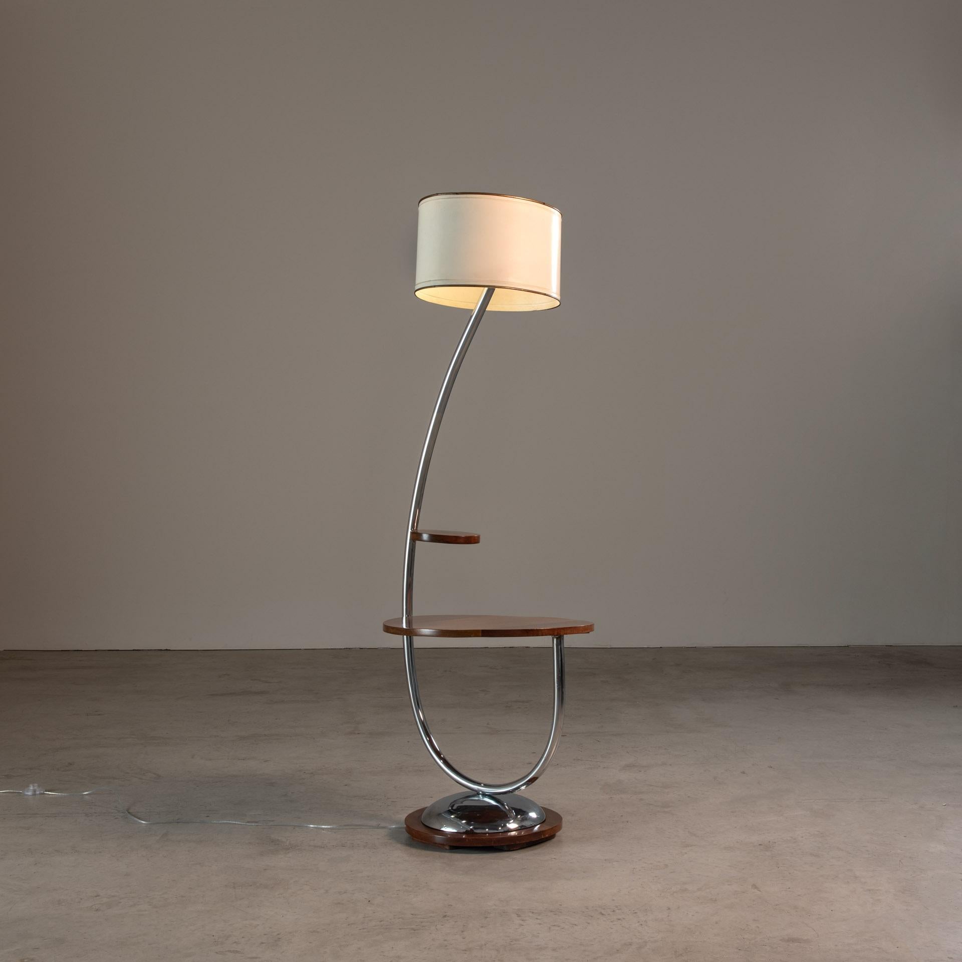 La table d'appoint avec lampadaire intégré, une création magistrale de John Graz, constitue la quintessence du mobilier brésilien du milieu du XXe siècle. Cette pièce illustre non seulement l'utilisation innovante de matériaux locaux, mais aussi la