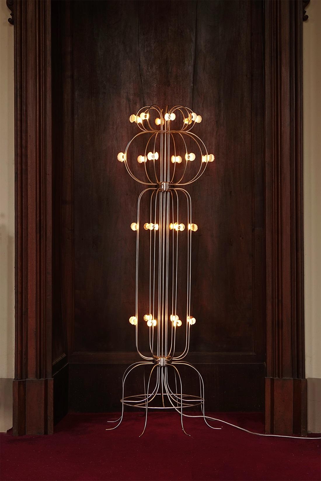 Lampada da terra con conchiglie in metallo e alluminio di Touch With Eyes
Dimensioni: D. 60 x L. 60 x H. 165 cm
Materiali: Metallo e alluminio. 
Peso: 5 kg. 

Tutte le nostre lampade possono essere cablate a seconda del Paese. Se viene venduto negli