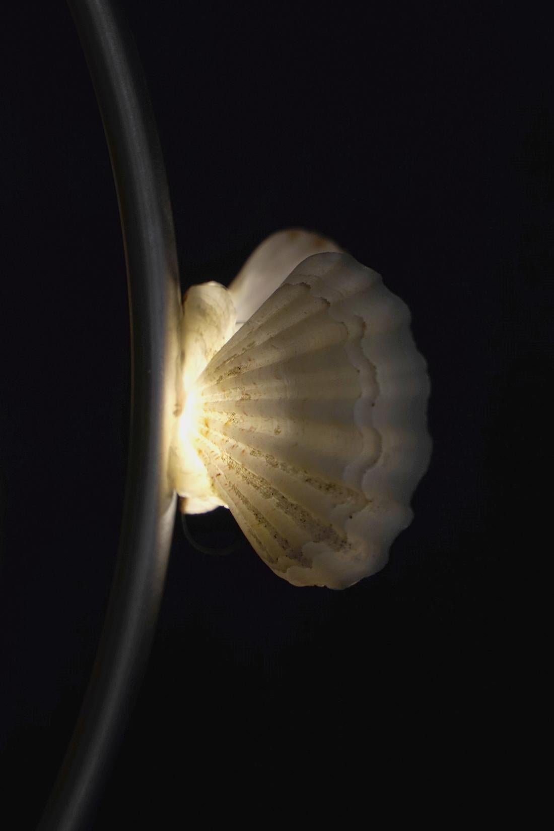 Postmoderno Lampada da terra con conchiglie in metallo e alluminio di Touch With Eyes in vendita