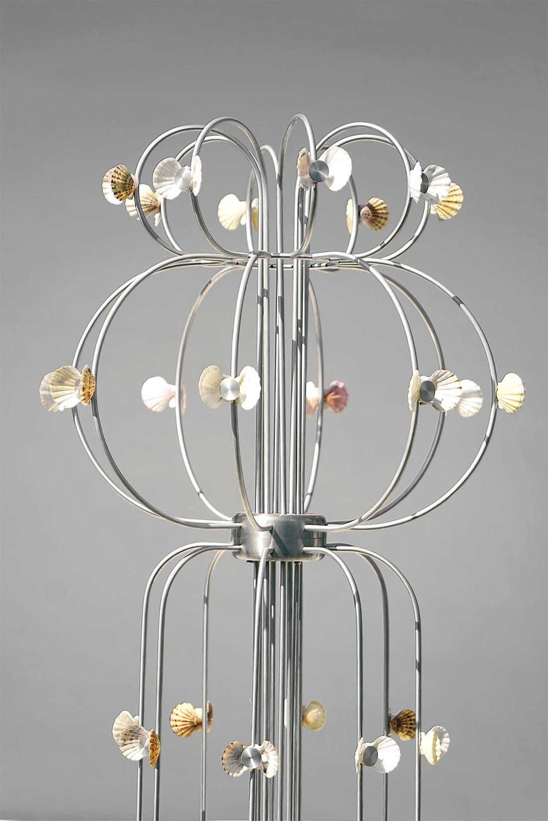 Altro Lampada da terra con conchiglie in metallo e alluminio di Touch With Eyes in vendita