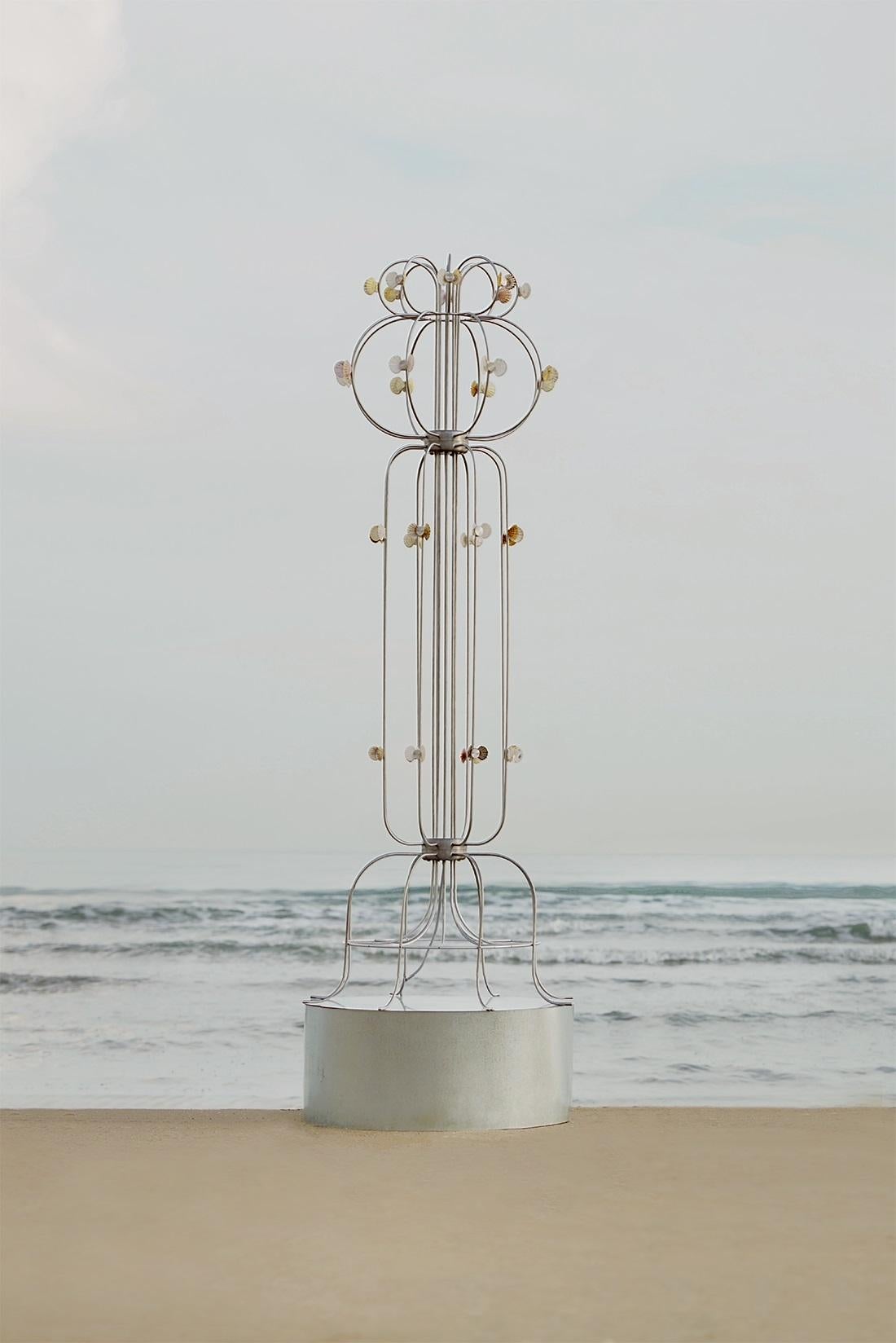 Lampada da terra con conchiglie in metallo e alluminio di Touch With Eyes In condizioni Nuovo in vendita a Geneve, CH