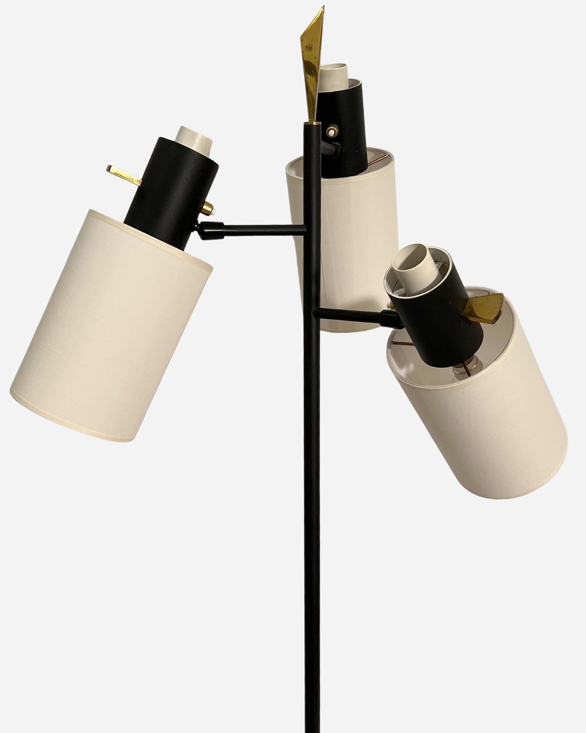 Mid-Century Modern Lampadaire à trois têtes pivotantes Royal-Lumière et/ou Lunel, France circa 1955 en vente