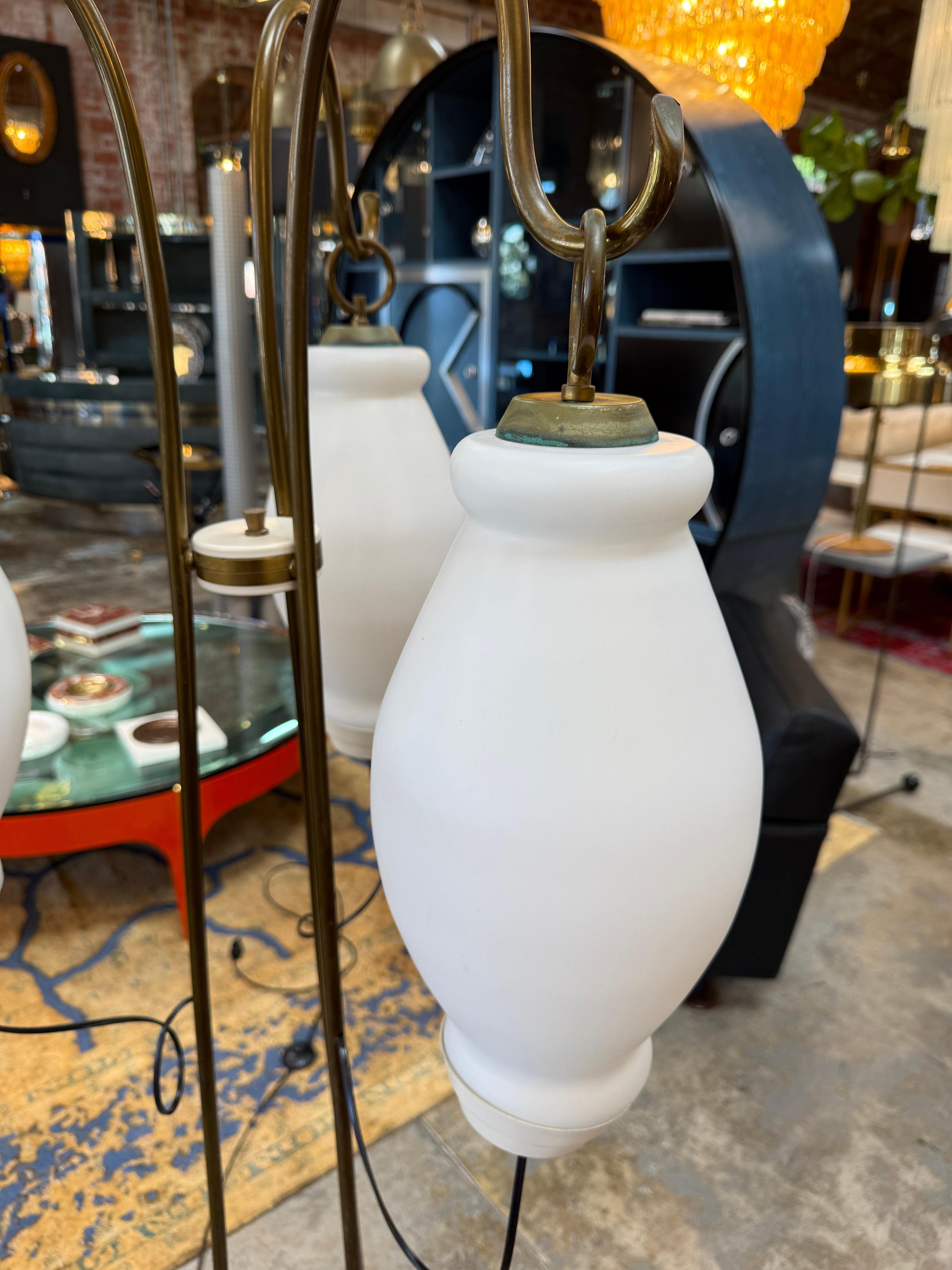 Lampadaire à bras tripode et abat-jour en verre opalin, années 1950 en vente 3