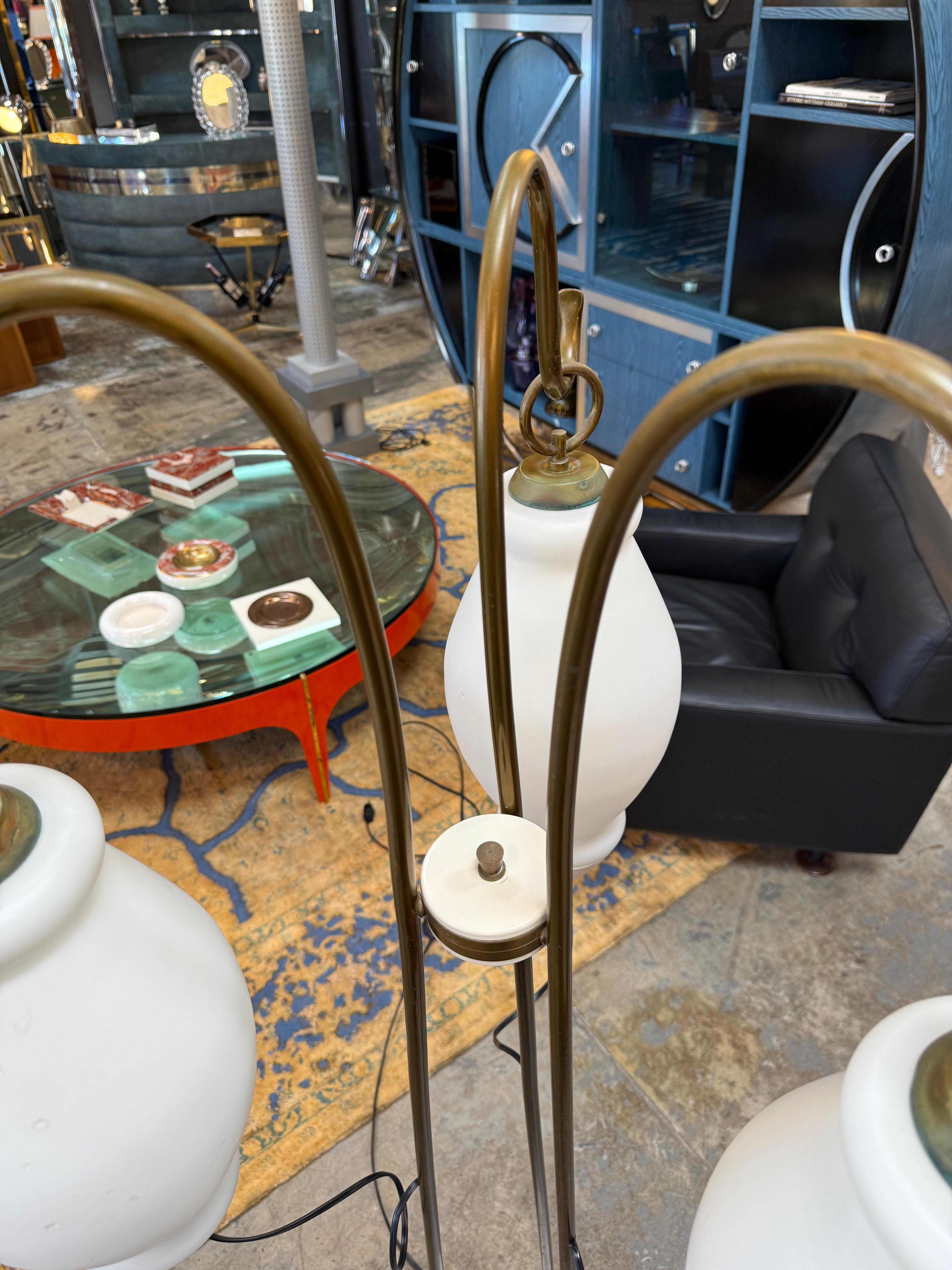 Lampadaire à bras tripode et abat-jour en verre opalin, années 1950 en vente 4