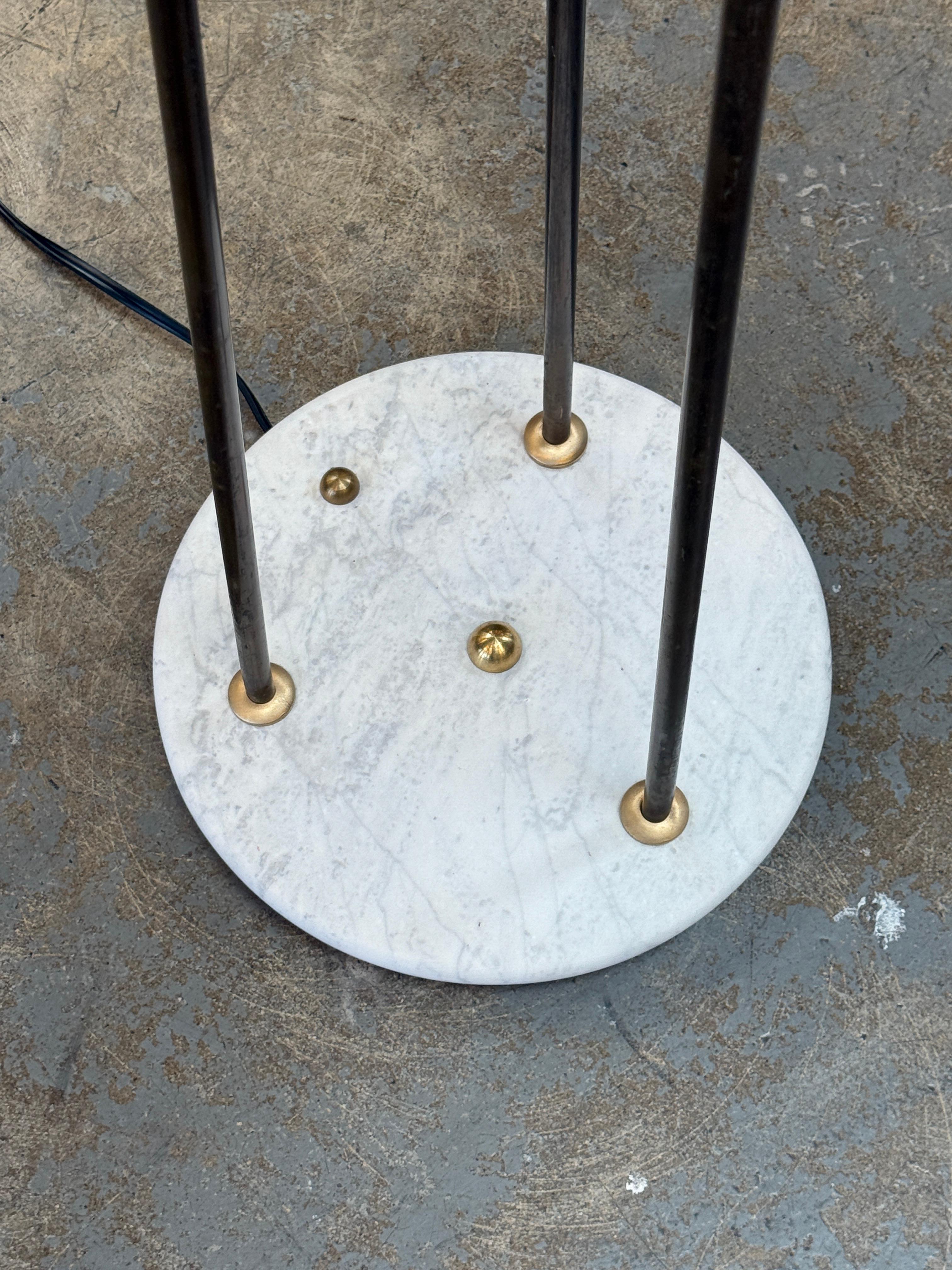Lampadaire à bras tripode et abat-jour en verre opalin, années 1950 en vente 5