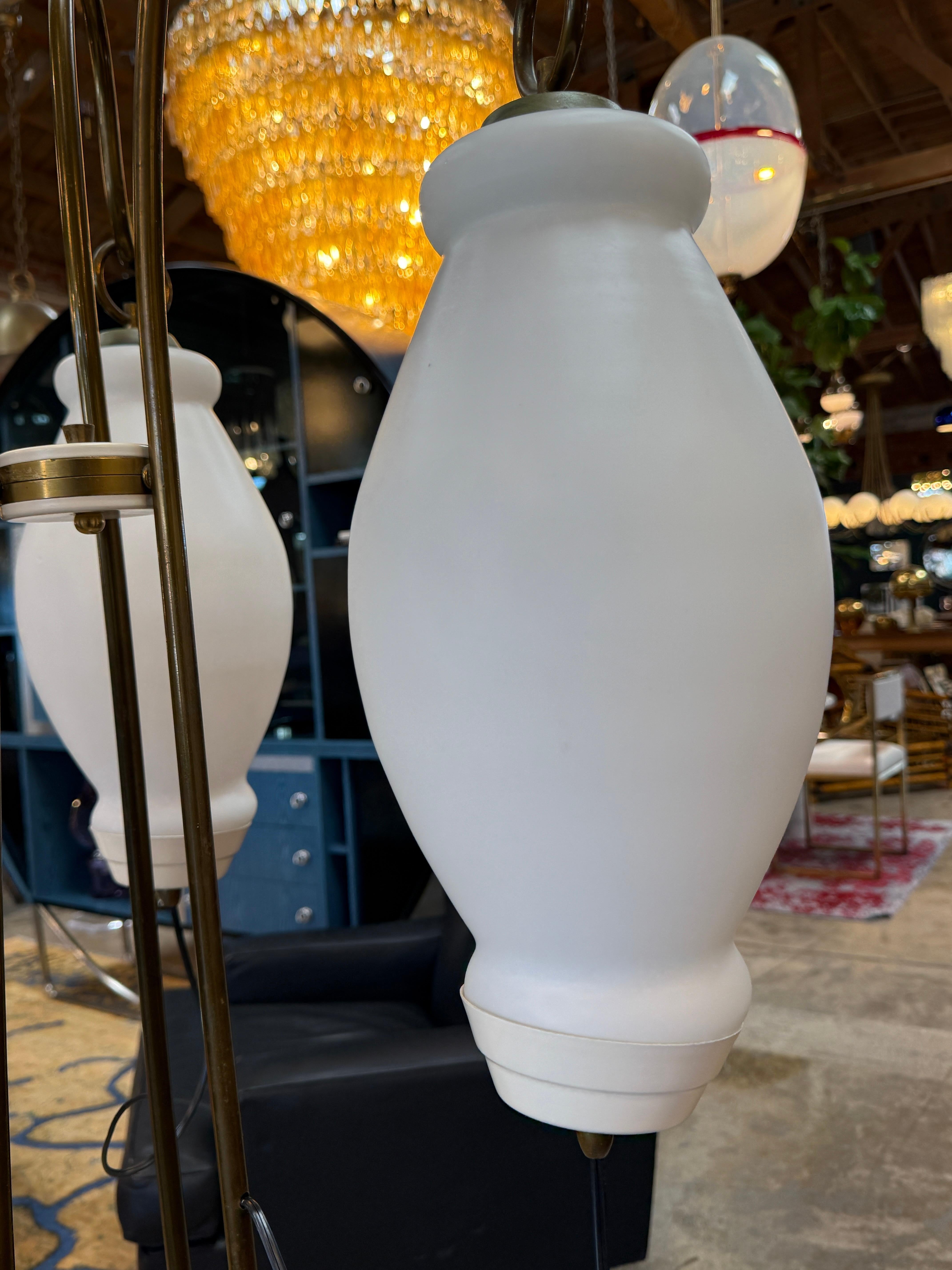 Lampadaire à bras tripode et abat-jour en verre opalin, années 1950 en vente 6