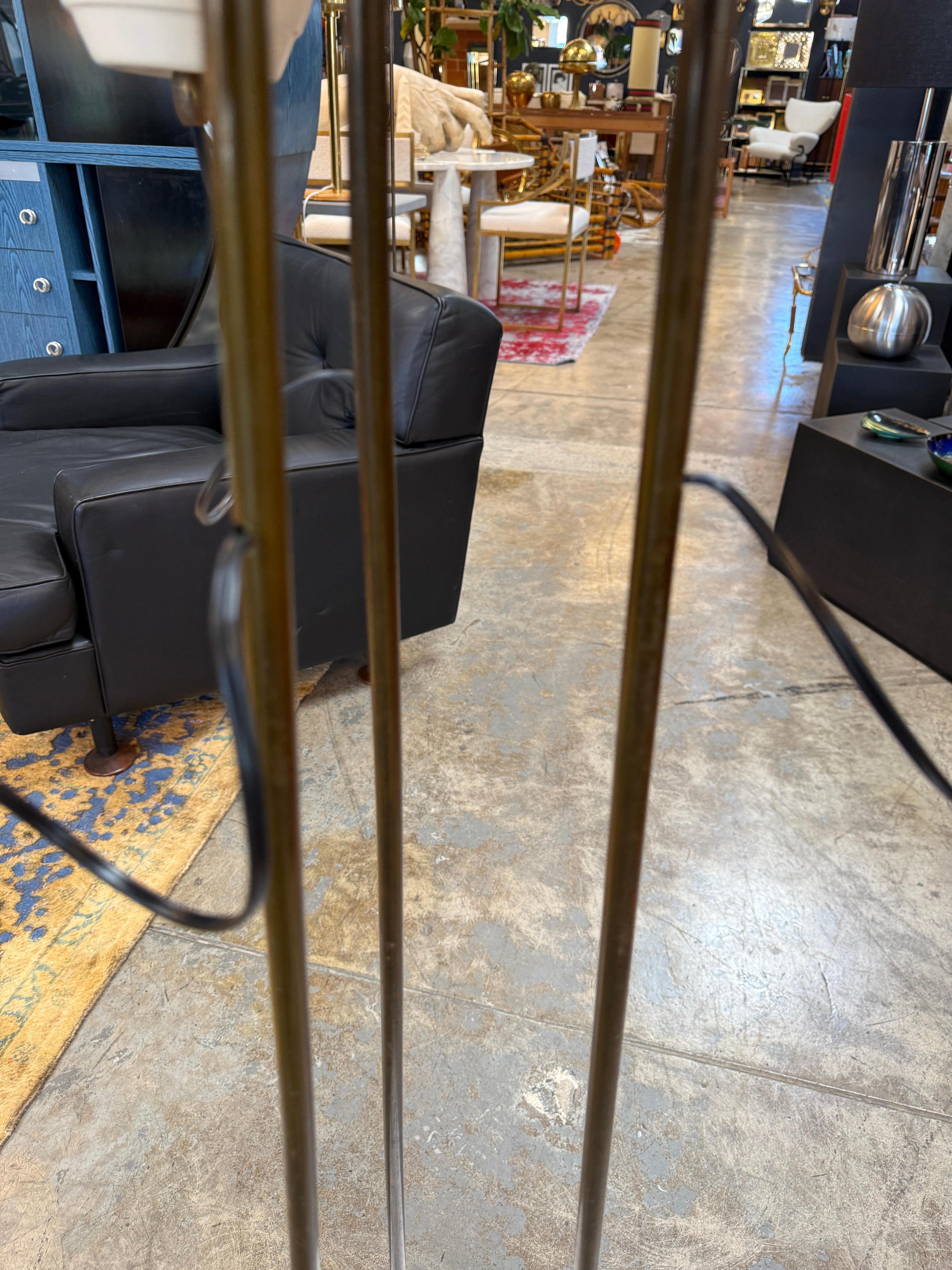 Lampadaire à bras tripode et abat-jour en verre opalin, années 1950 en vente 7