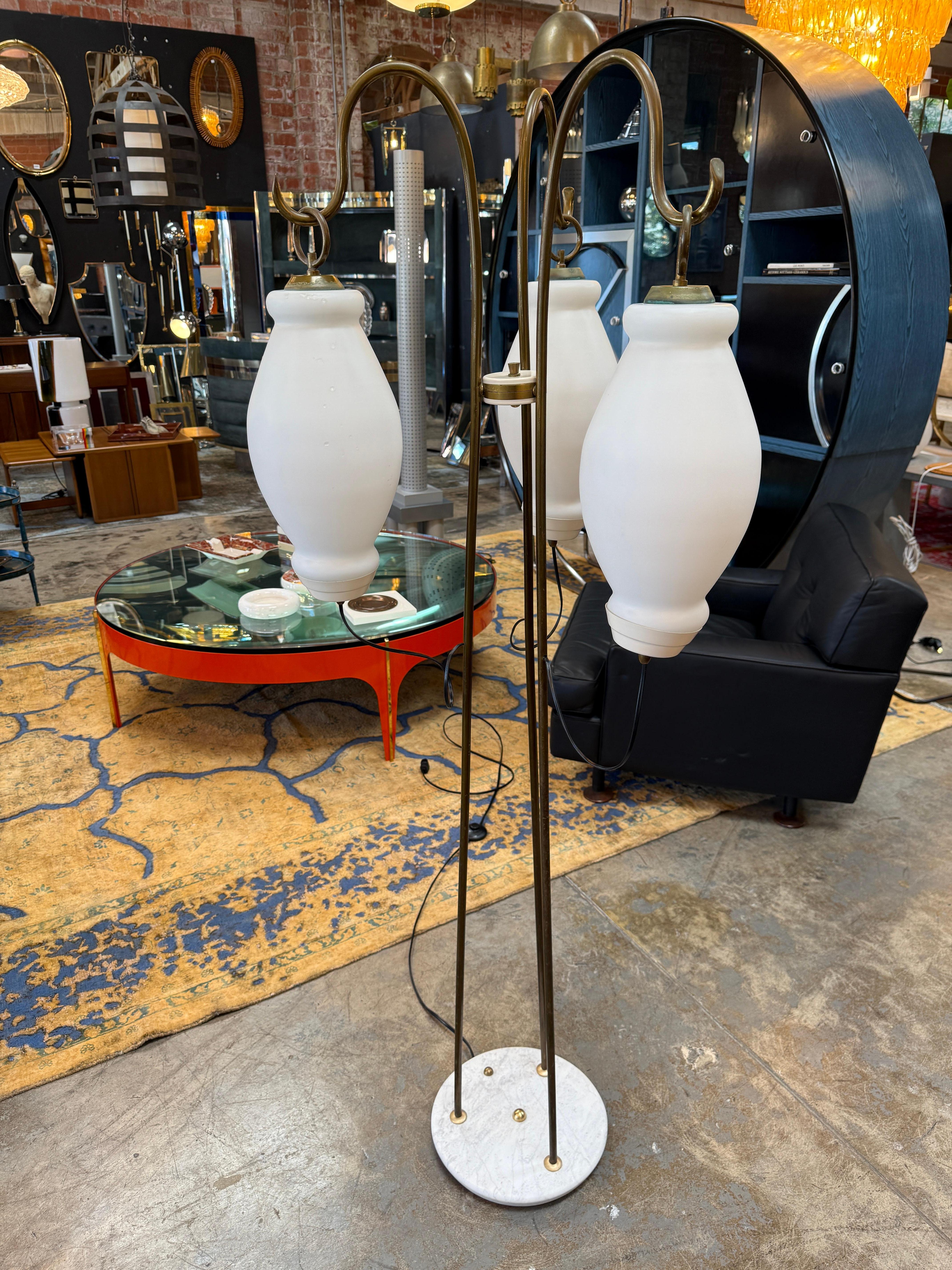 Moderne Lampadaire à bras tripode et abat-jour en verre opalin, années 1950 en vente