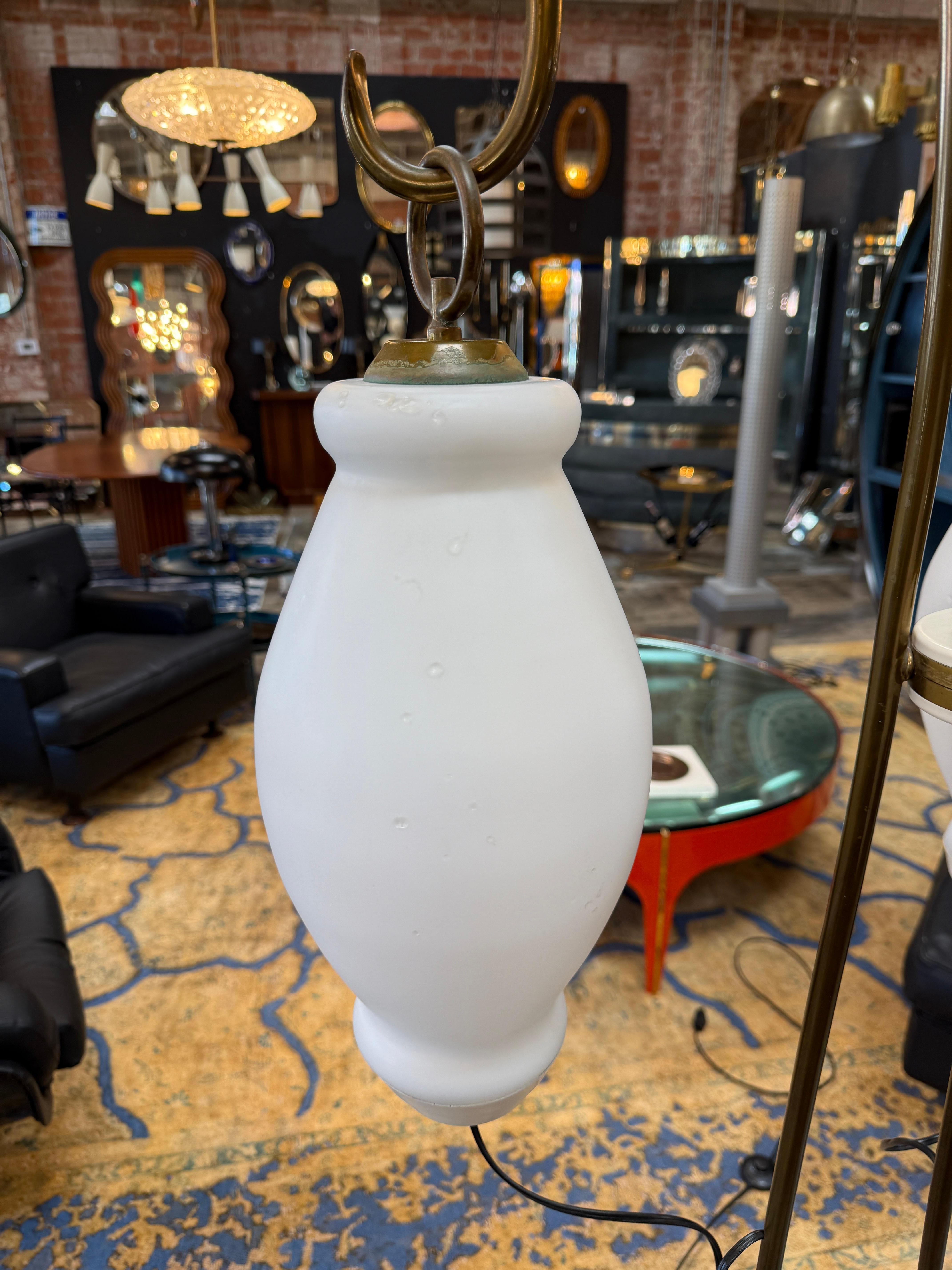 italien Lampadaire à bras tripode et abat-jour en verre opalin, années 1950 en vente