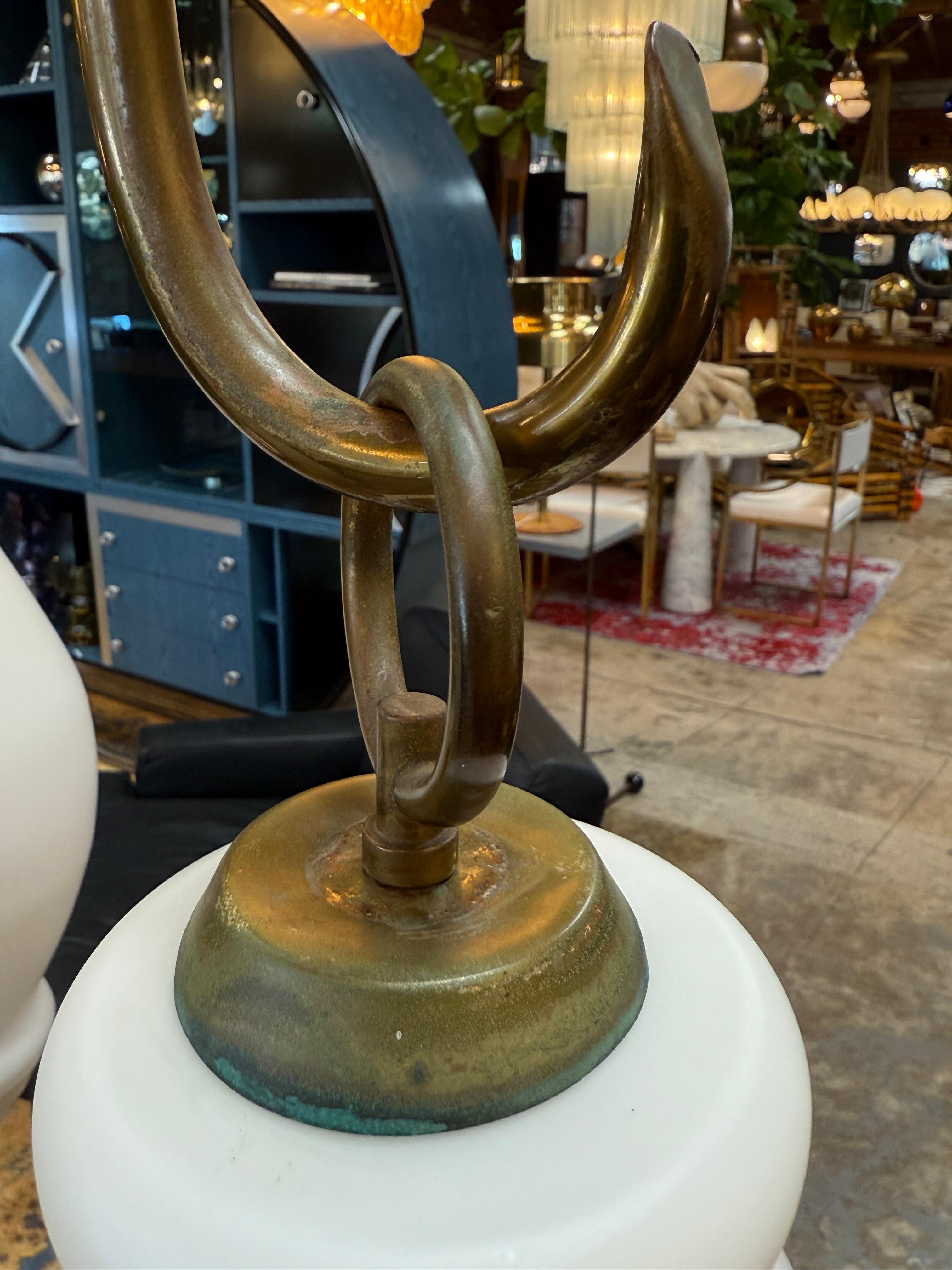 Milieu du XXe siècle Lampadaire à bras tripode et abat-jour en verre opalin, années 1950 en vente