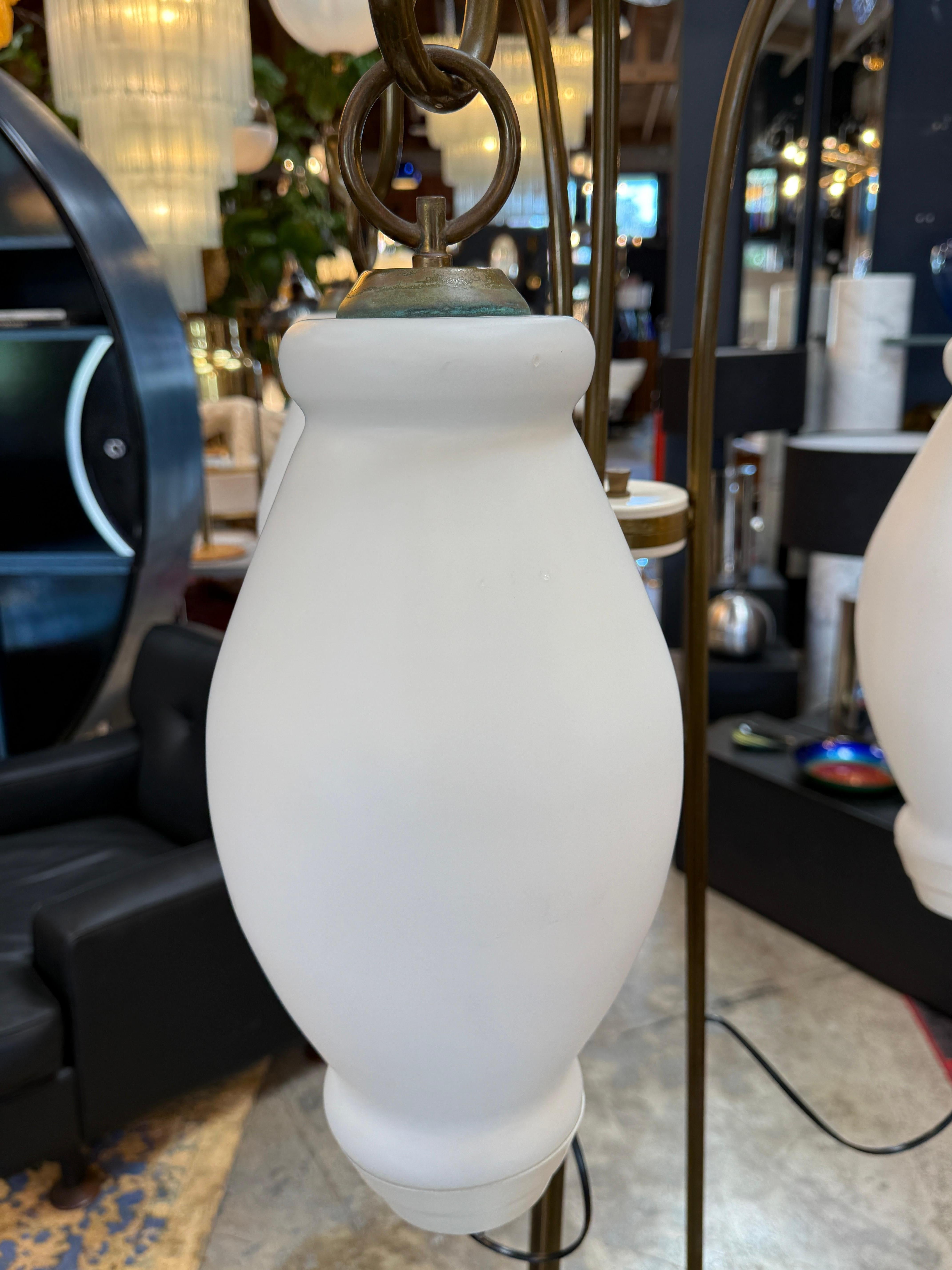 Verre d'art Lampadaire à bras tripode et abat-jour en verre opalin, années 1950 en vente
