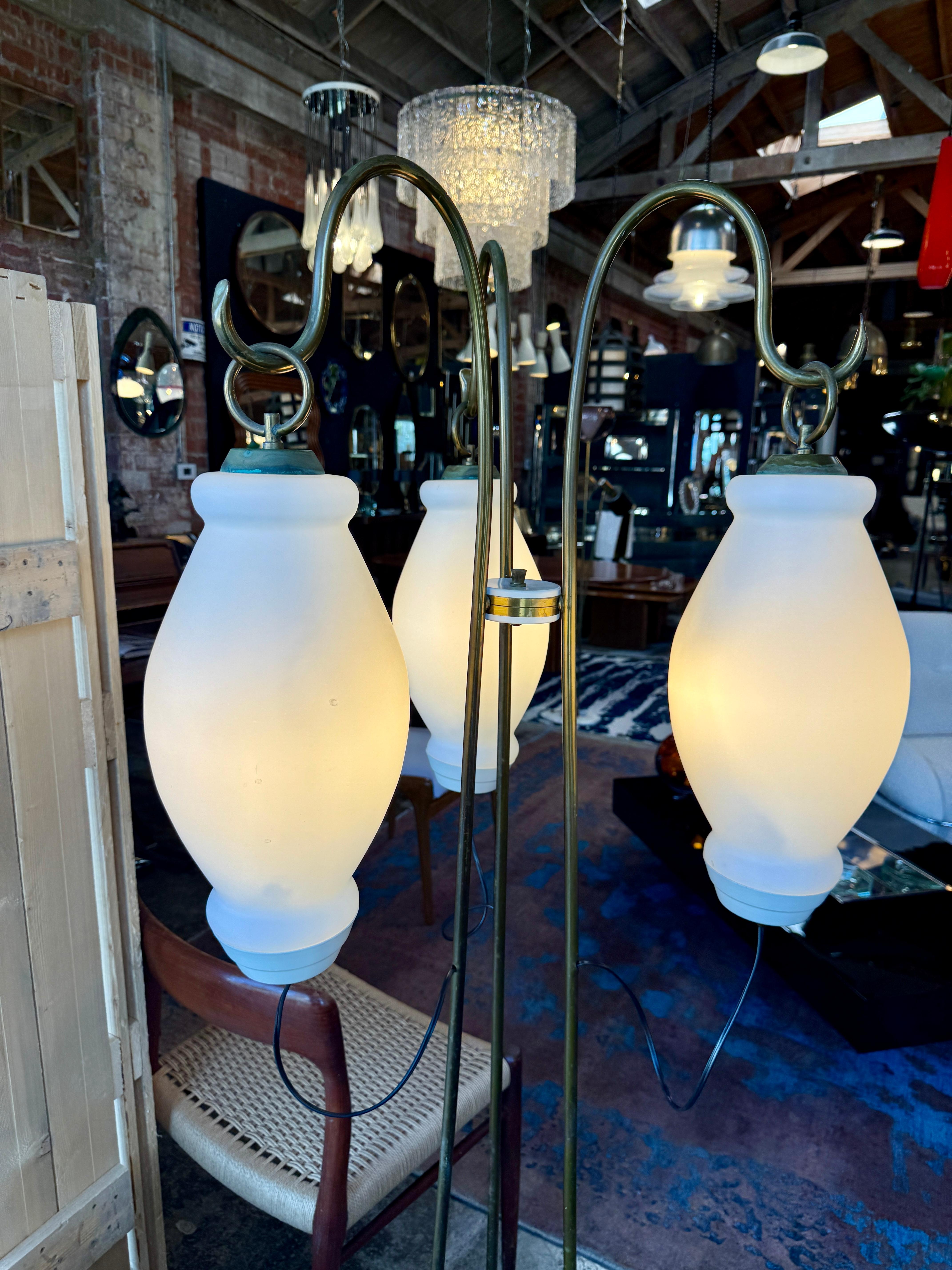 Lampadaire à bras tripode et abat-jour en verre opalin, années 1950 en vente 1