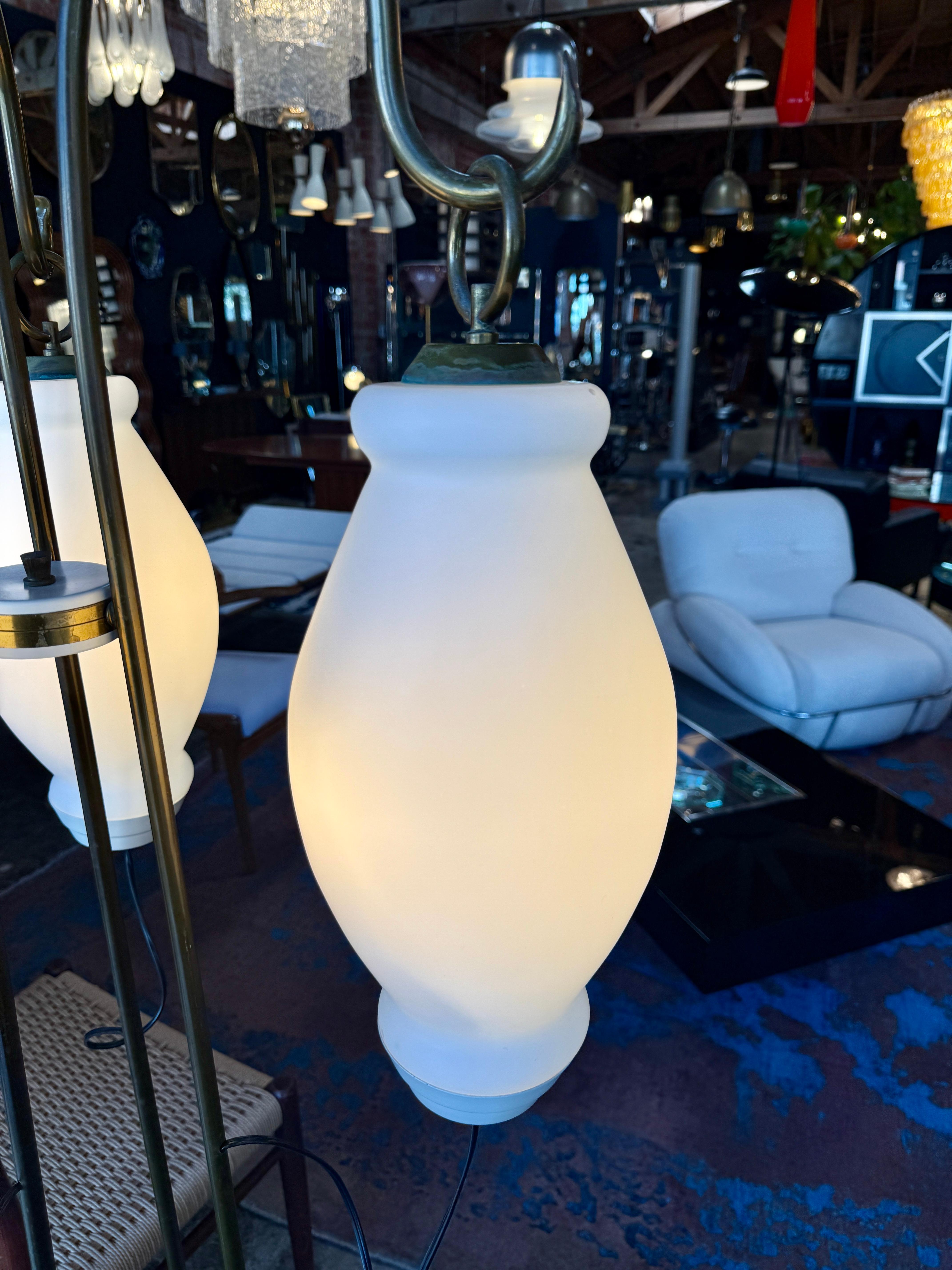 Lampadaire à bras tripode et abat-jour en verre opalin, années 1950 en vente 2
