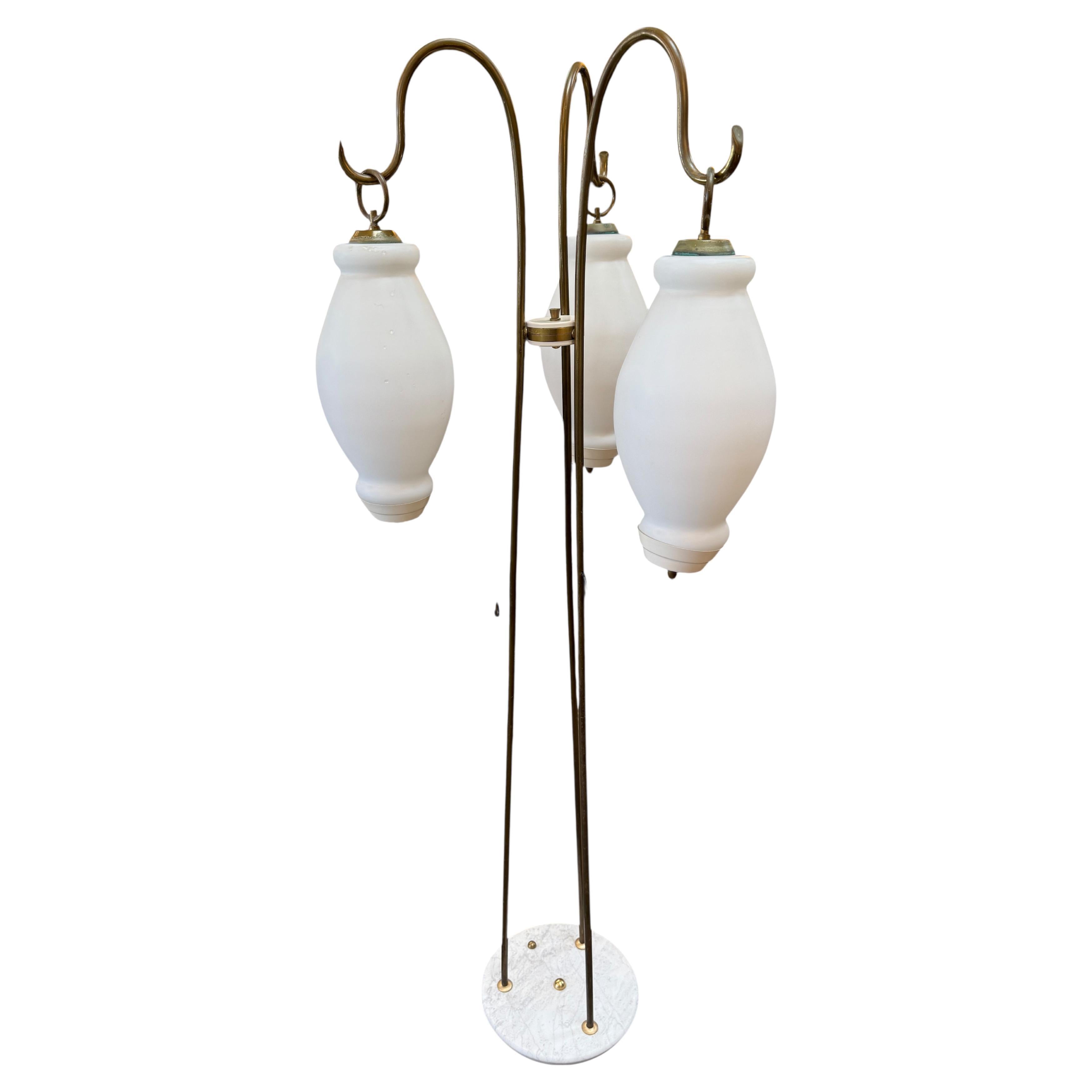 Lampadaire à bras tripode et abat-jour en verre opalin, années 1950