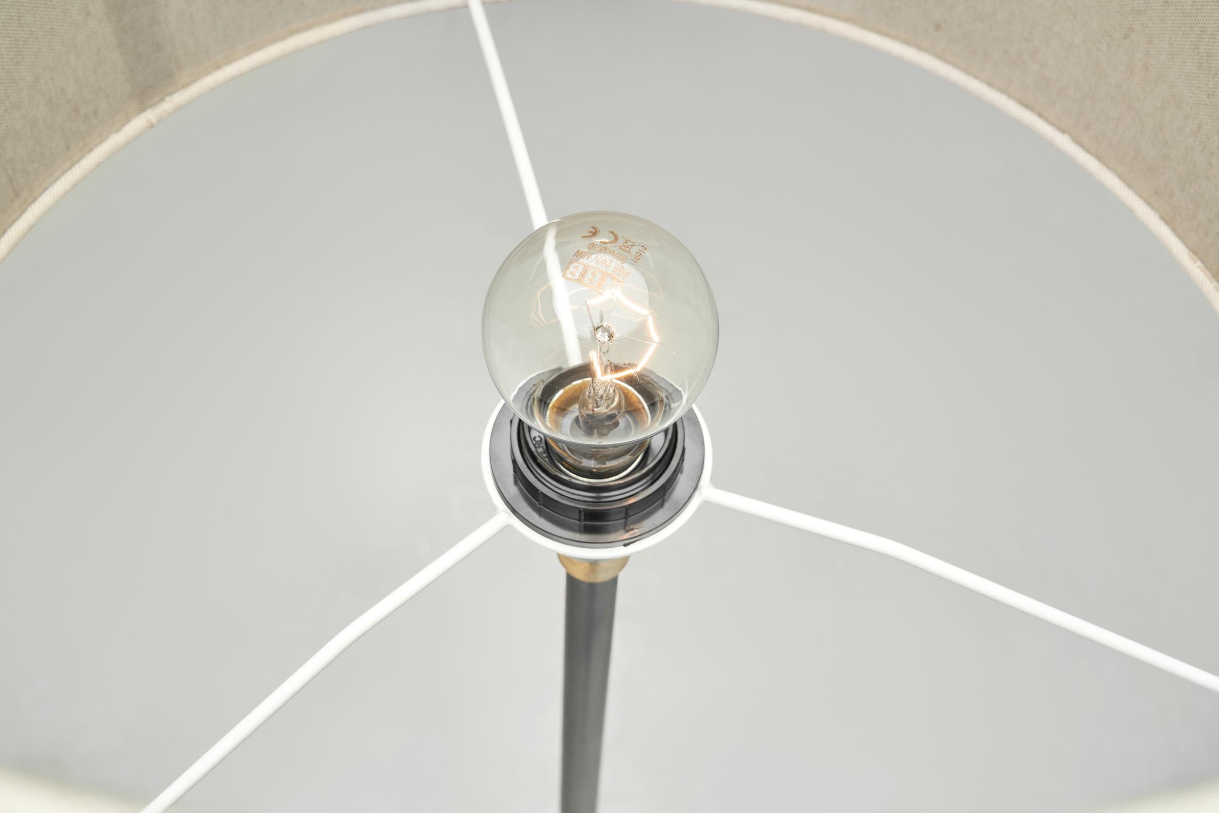 Lámpara de pie con base trípode de Svend Aage Holm Sørensen (Attr.), Dinamarca Años 50 en venta 4