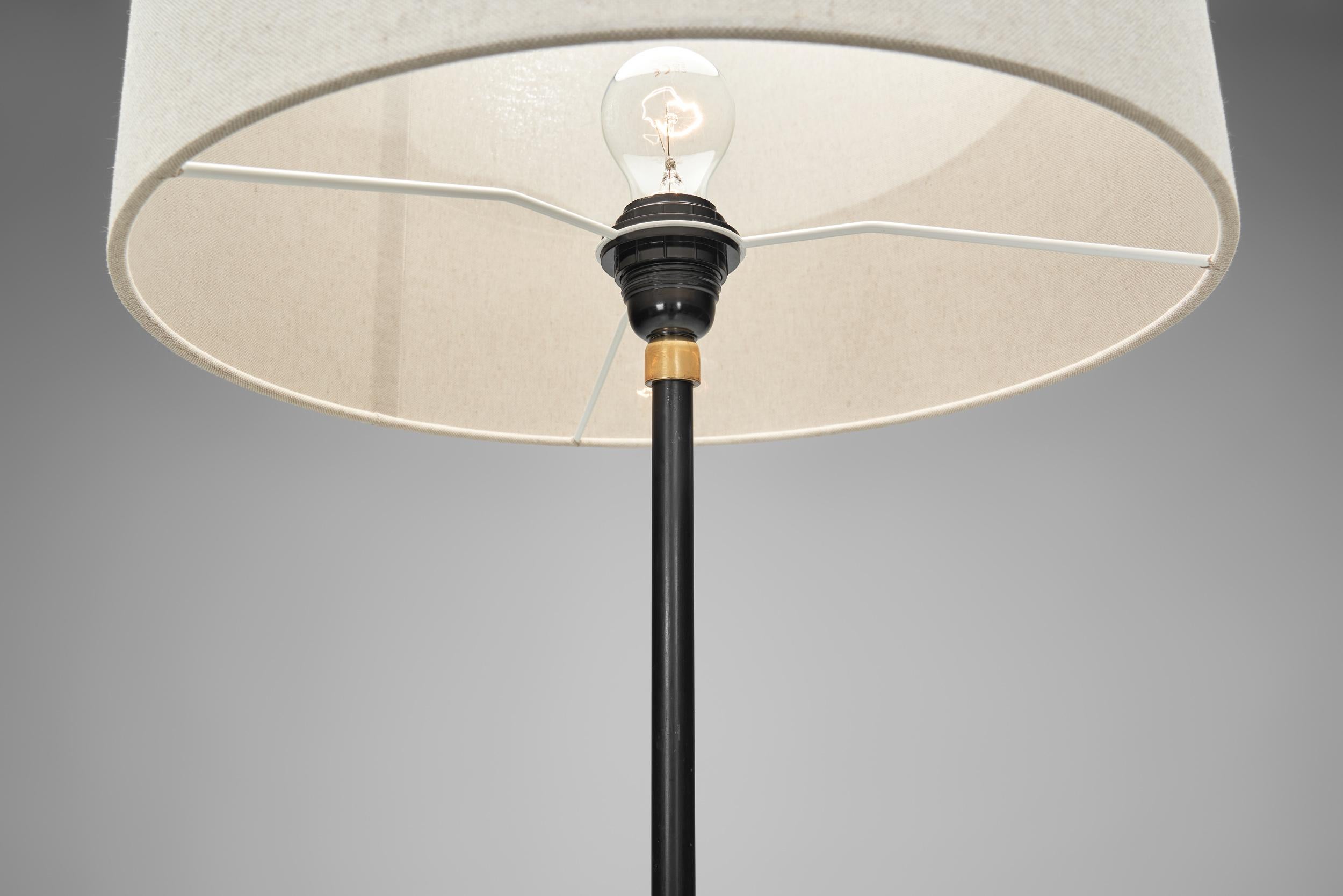 Lámpara de pie con base trípode de Svend Aage Holm Sørensen (Attr.), Dinamarca Años 50 en venta 7