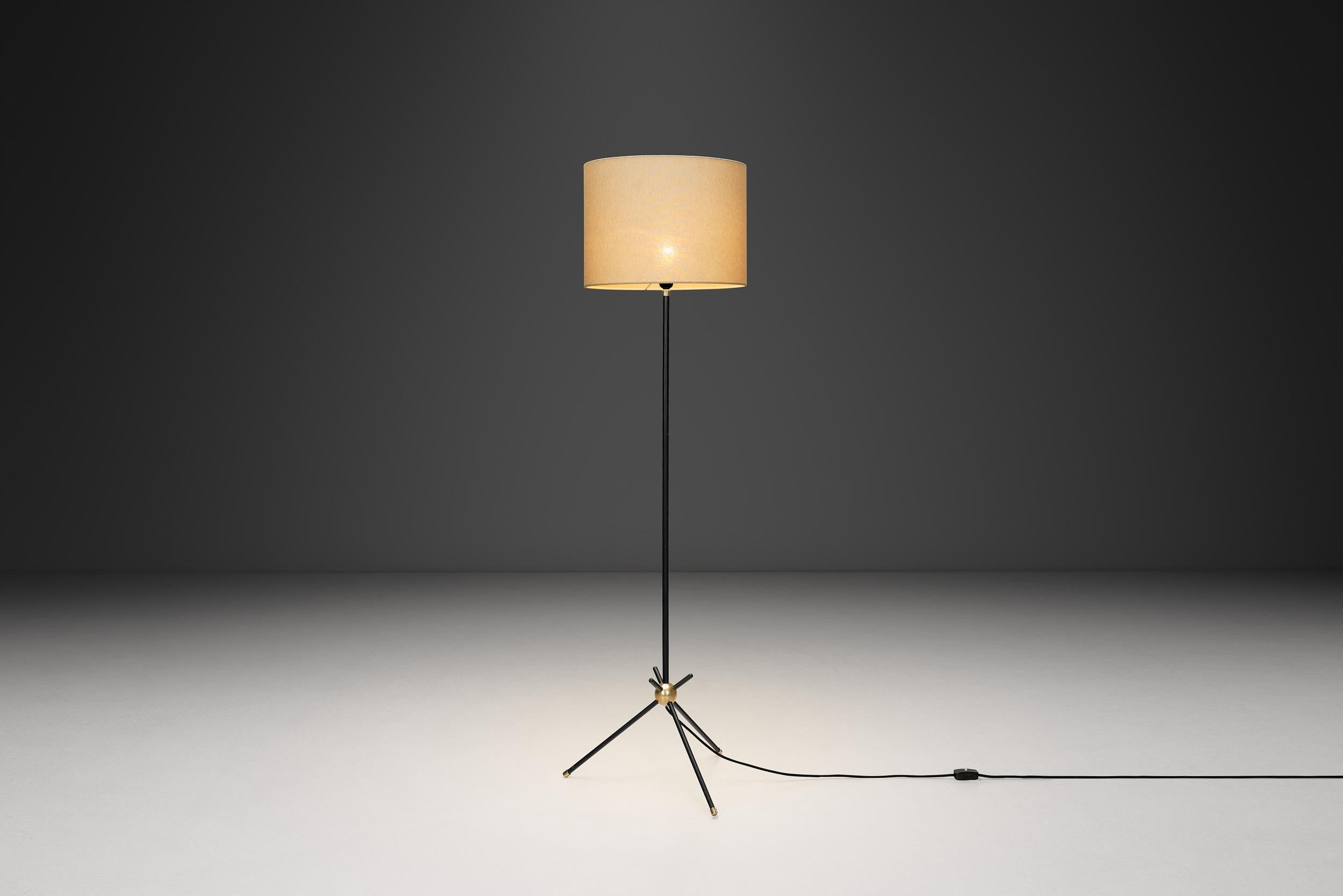 Lámpara de pie con base trípode de Svend Aage Holm Sørensen (Attr.), Dinamarca Años 50 mediados del siglo XX en venta