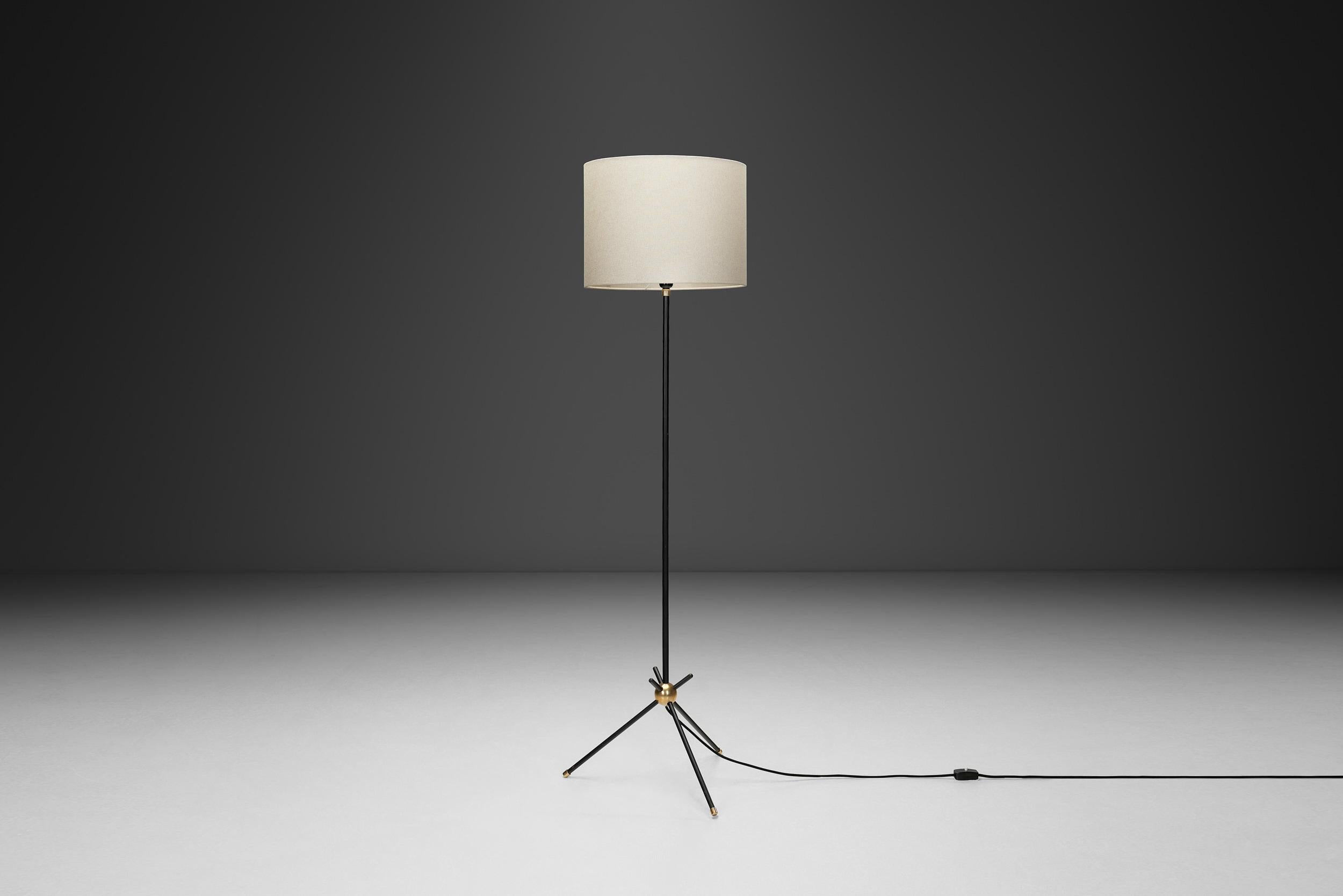 Lámpara de pie con base trípode de Svend Aage Holm Sørensen (Attr.), Dinamarca Años 50 Metal en venta