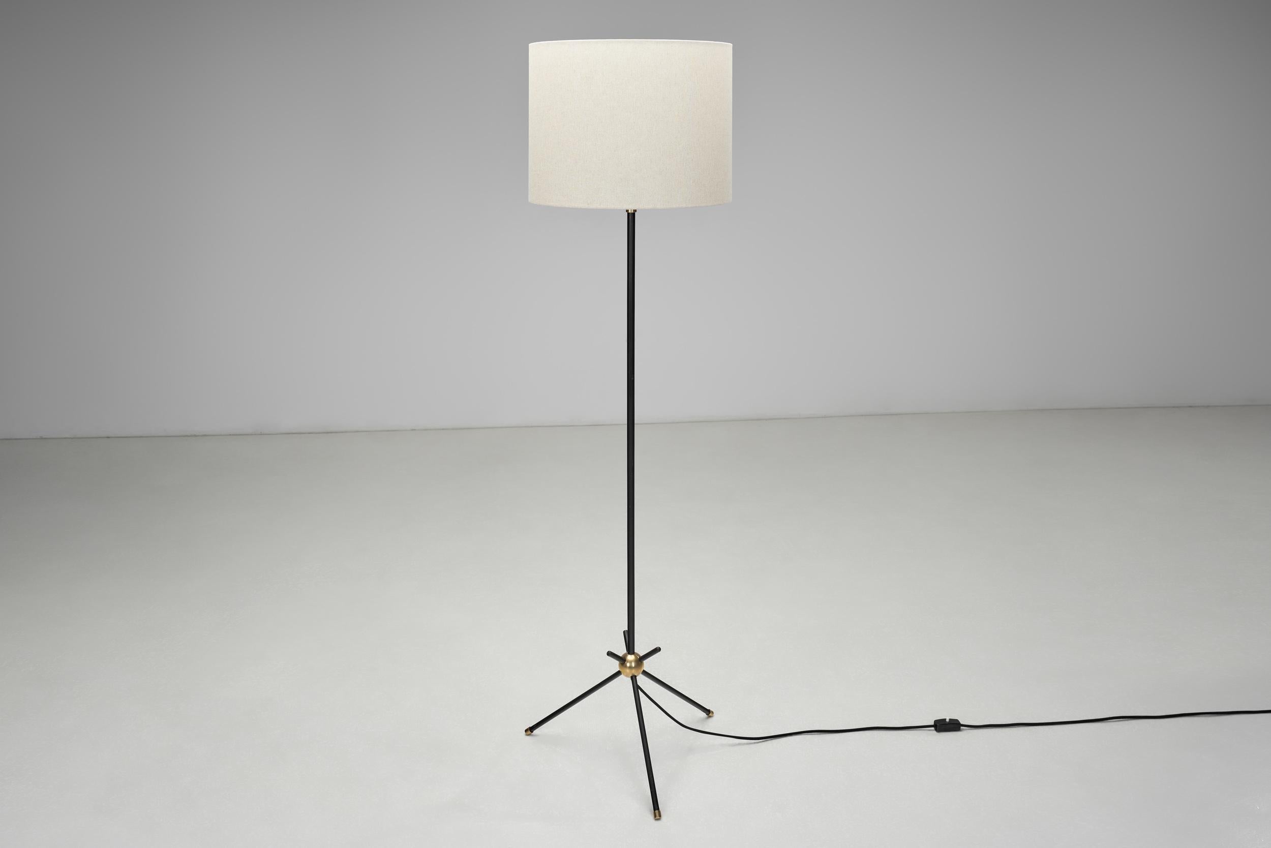 Lámpara de pie con base trípode de Svend Aage Holm Sørensen (Attr.), Dinamarca Años 50 en venta 1