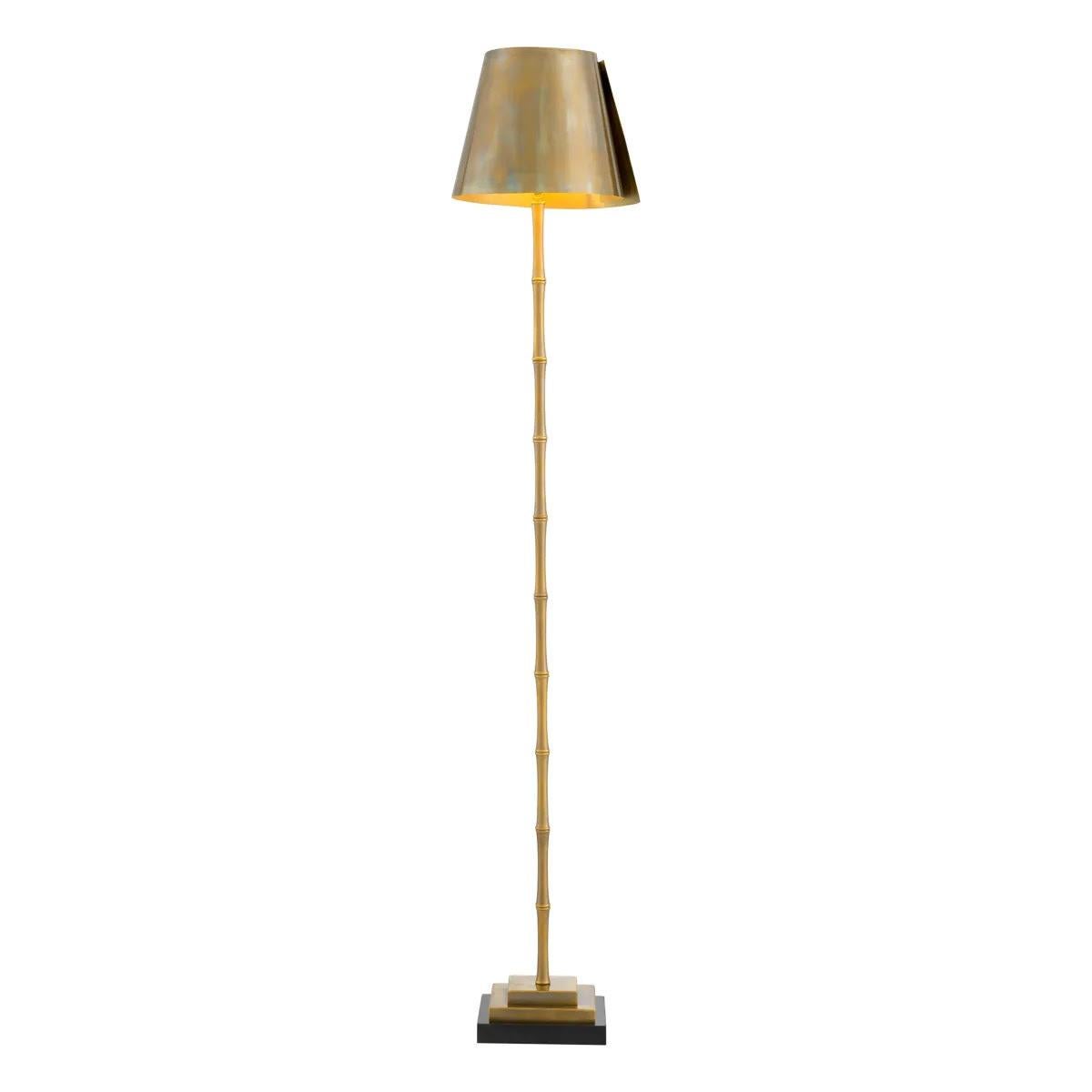 Stehleuchte mit Vintage-Messing-Finish und schwarzem Granitsockel, zeitlose Eleganz.

Beleuchten Sie Ihr Interieur mit dieser Stehleuchte in Vintage-Messingoptik.
Der von Bambus inspirierte Sockel verleiht der Leuchte einen Hauch von organischer