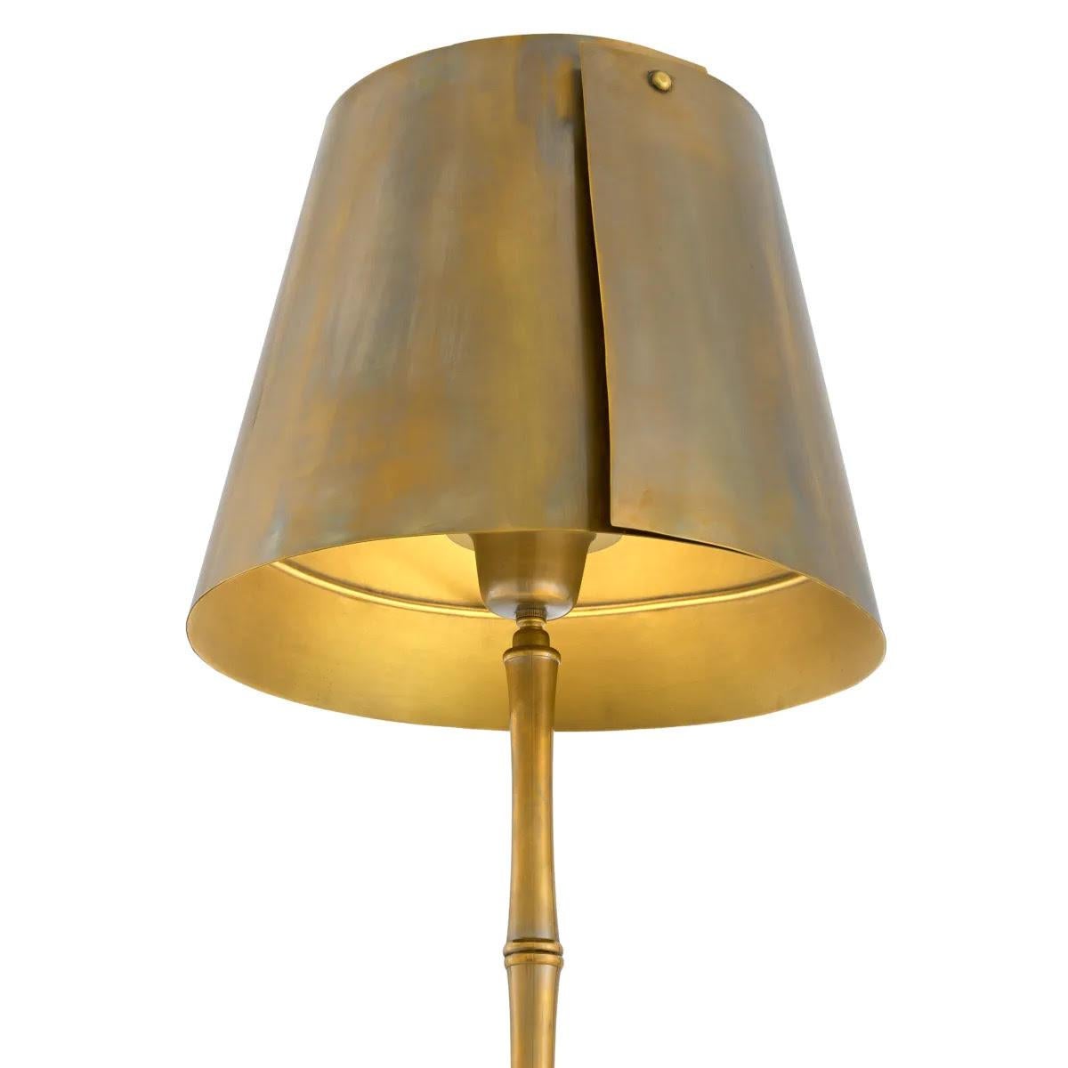 Stehleuchte mit Vintage-Messing-Finish und schwarzem Granitsockel, zeitlose Eleganz. (Moderne) im Angebot